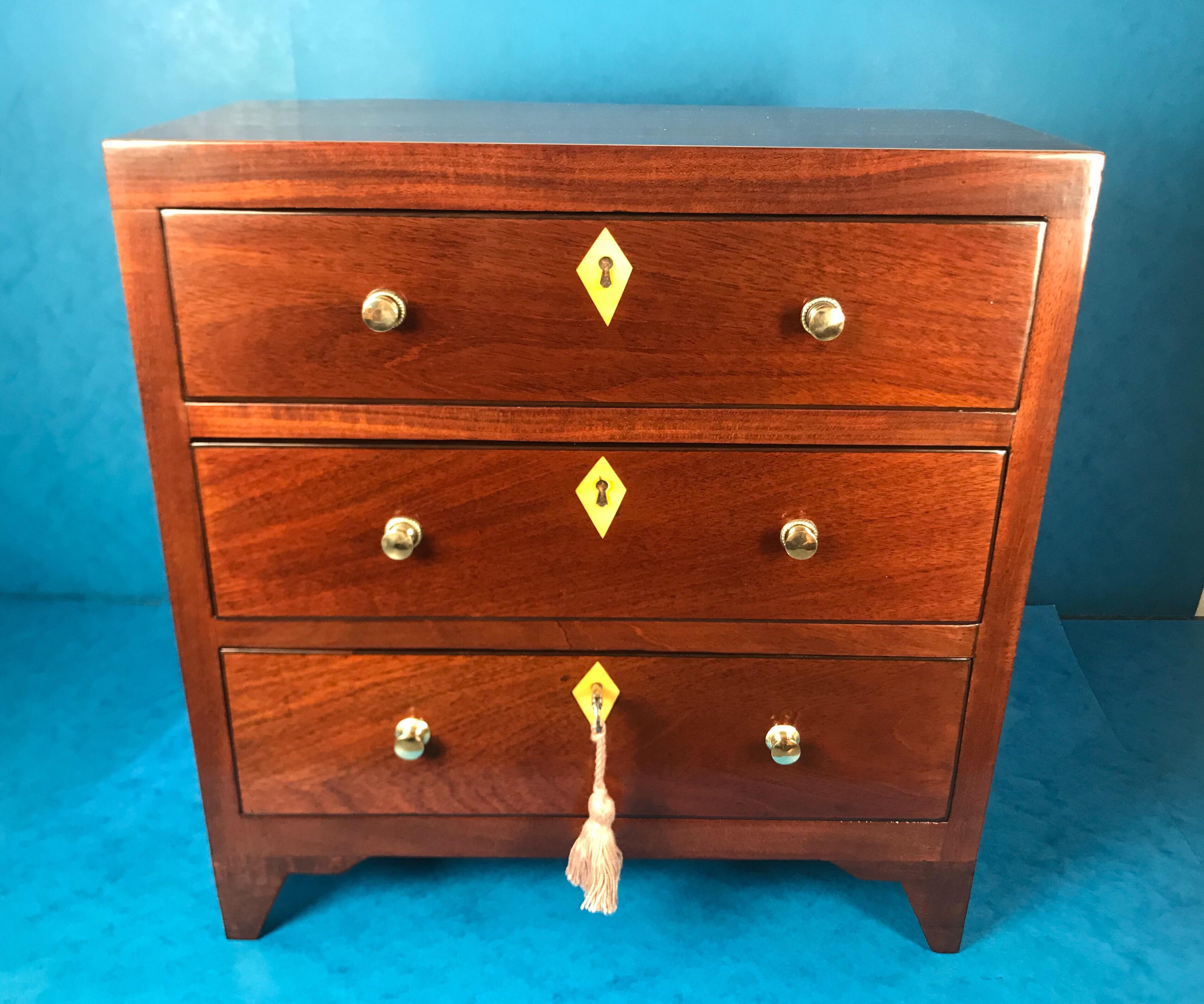A Georgian 1820 mahogany miniature chest of drawers, it has a working lock and key that works on the borrow drawer.
It would make a perfect jewellery chest or it would be perfect for watches. Great for a man or a lady.
It measures 36 by 17 and