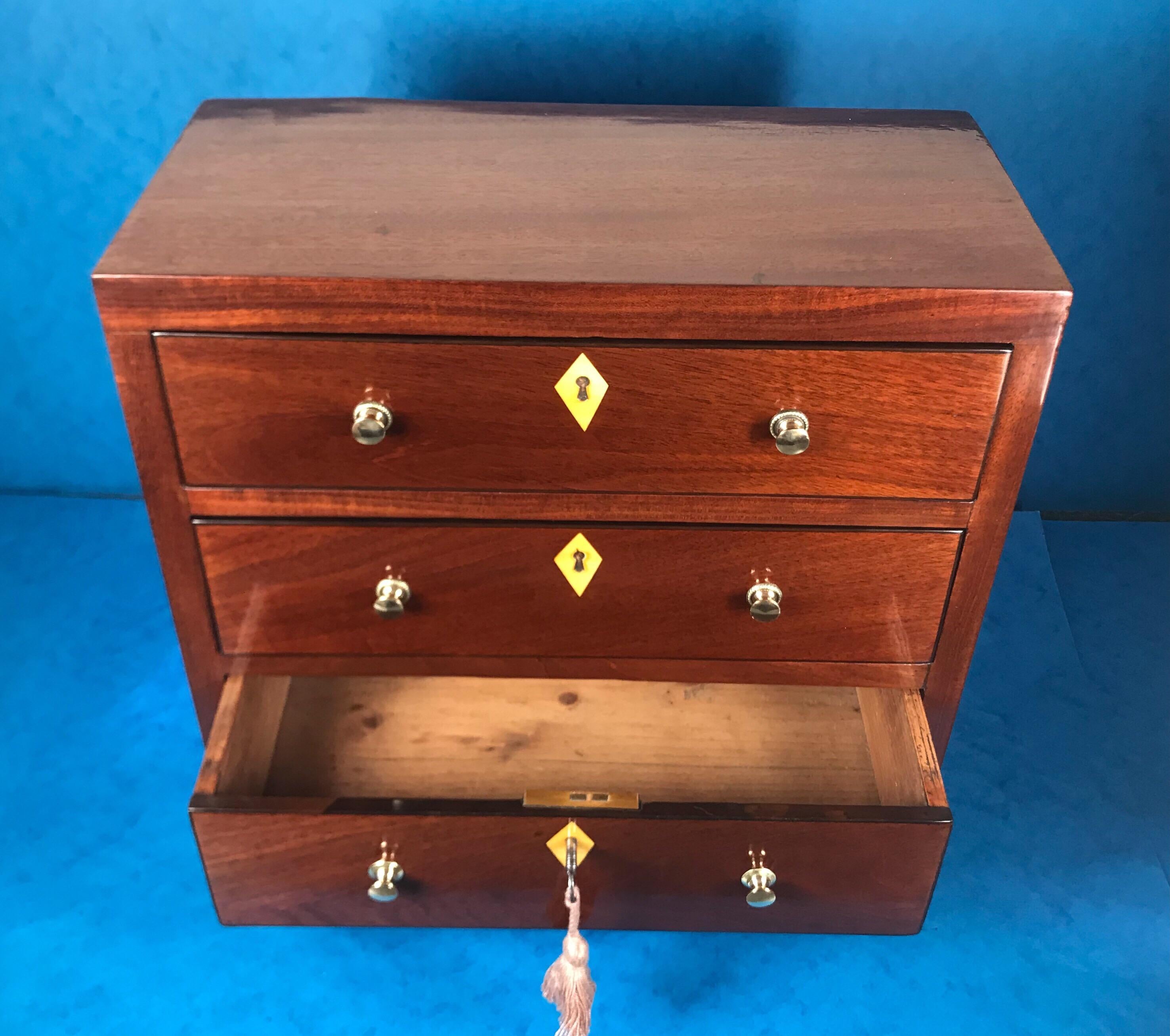 Georgian 1820 Mahogany Miniature Chest of Drawers In Good Condition In Windsor, Berkshire