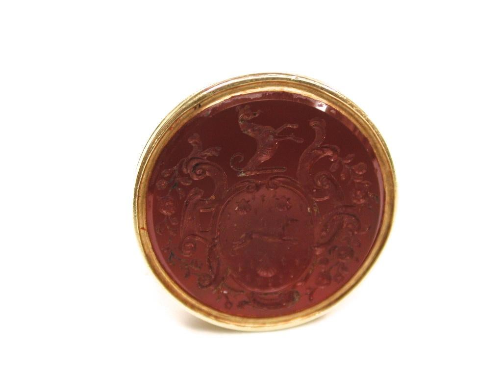 Georgian 18 Carat Gold Seal Set with Cornelian Cut with Coat of Arms, circa 1820 In Good Condition In London, GB