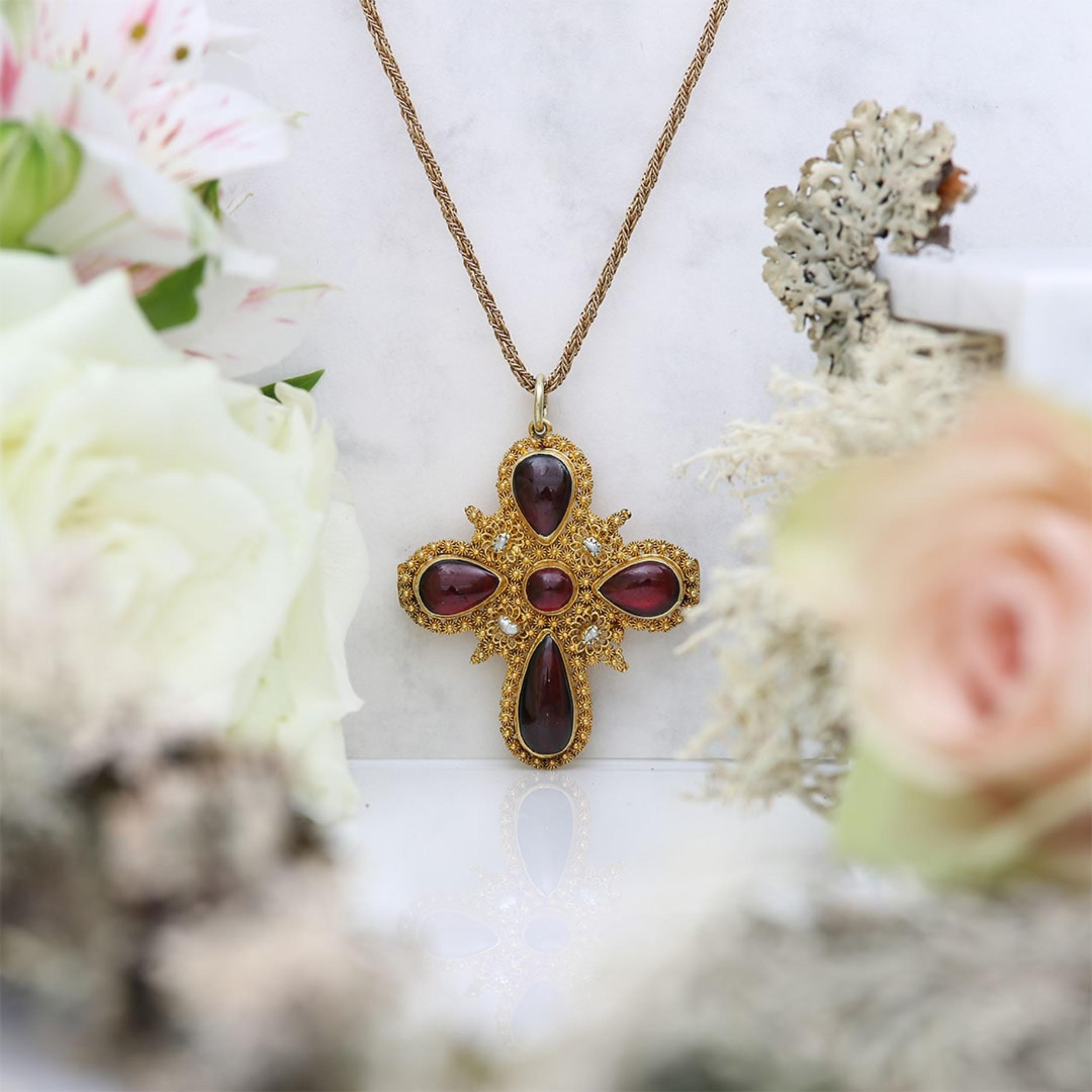 Georgian 18ct Yellow Gold Garnet Cabochon and Pearl Cross Pendant, Circa 1820 In Good Condition In Lancashire, Oldham