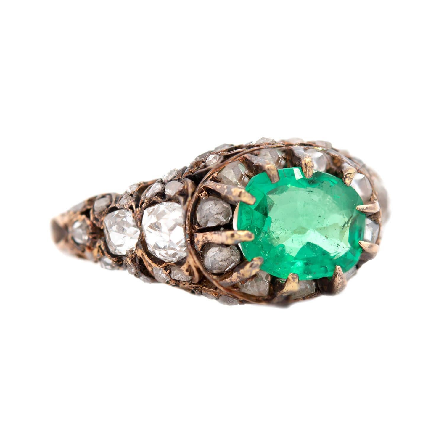 Ein atemberaubender Smaragdring aus der georgianischen Ära (ca. 1750er Jahre)! Gefertigt in 18kt Gelbgold, dieser Ring Zentren auf eine unglaubliche etwa 1ctw Tabelle geschnitten Smaragd. Der brillante grüne Smaragd in der Mitte des Steins ist in