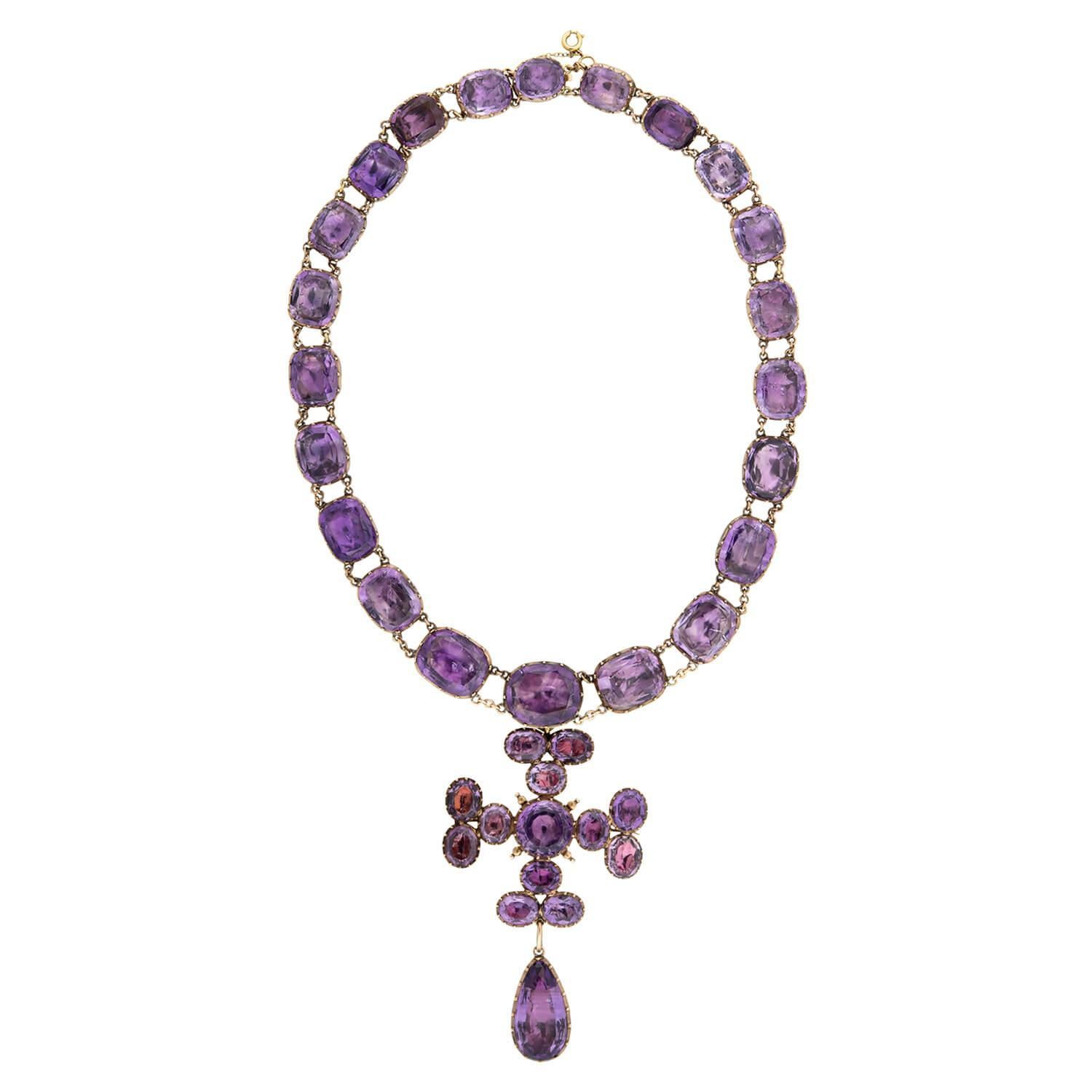 ¡Un espectacular e impresionante collar de amatista riviera y colgante de cruz de Malta de la época georgiana (ca1750)! Esta impresionante pieza de oro amarillo de 18 quilates está compuesta por 22 vibrantes piedras de amatista que descansan en