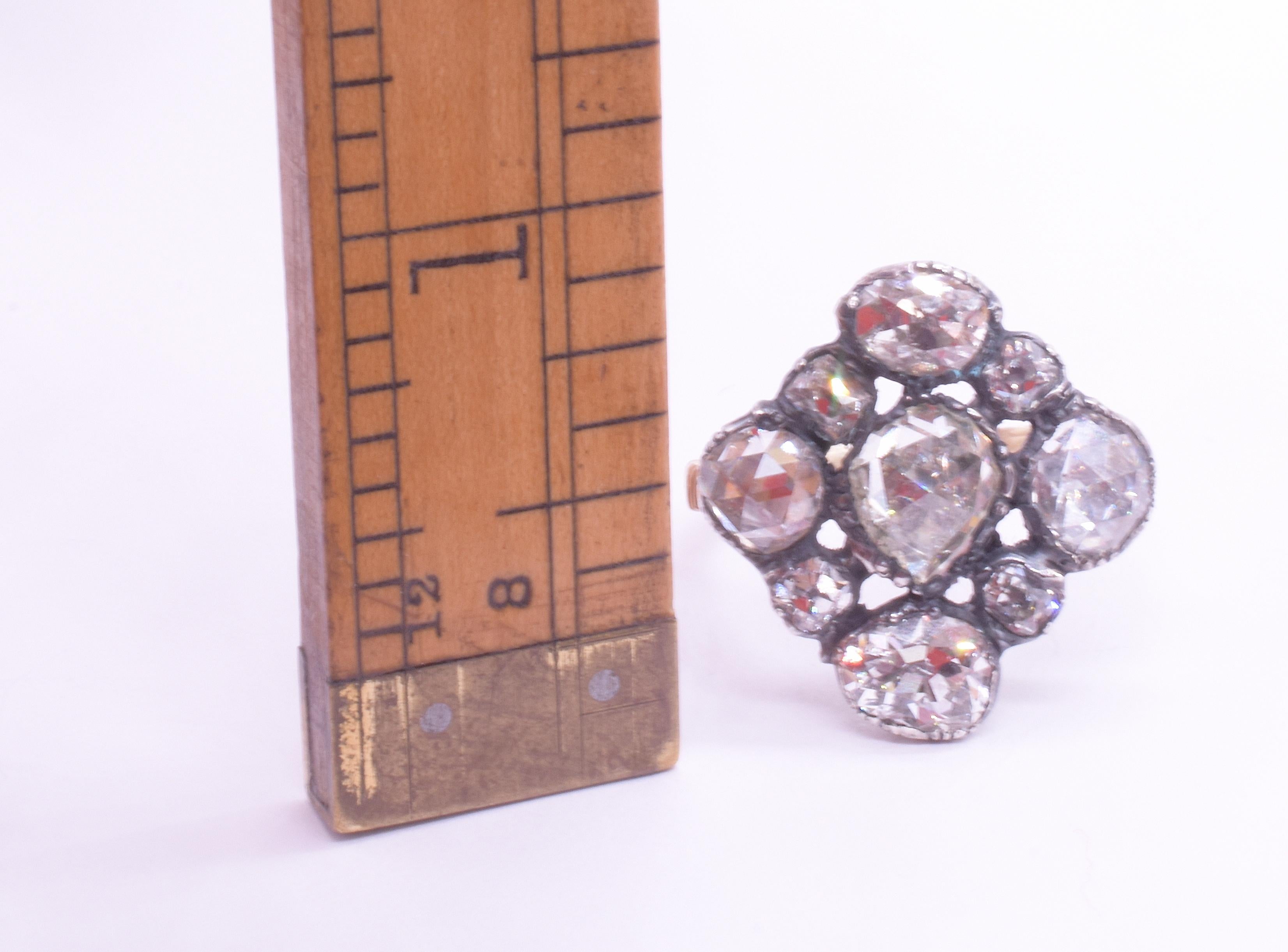 Anello a grappolo di diamanti georgiano in argento e 18 carati a forma di diamante figurato del 1810 ca. in vendita 3