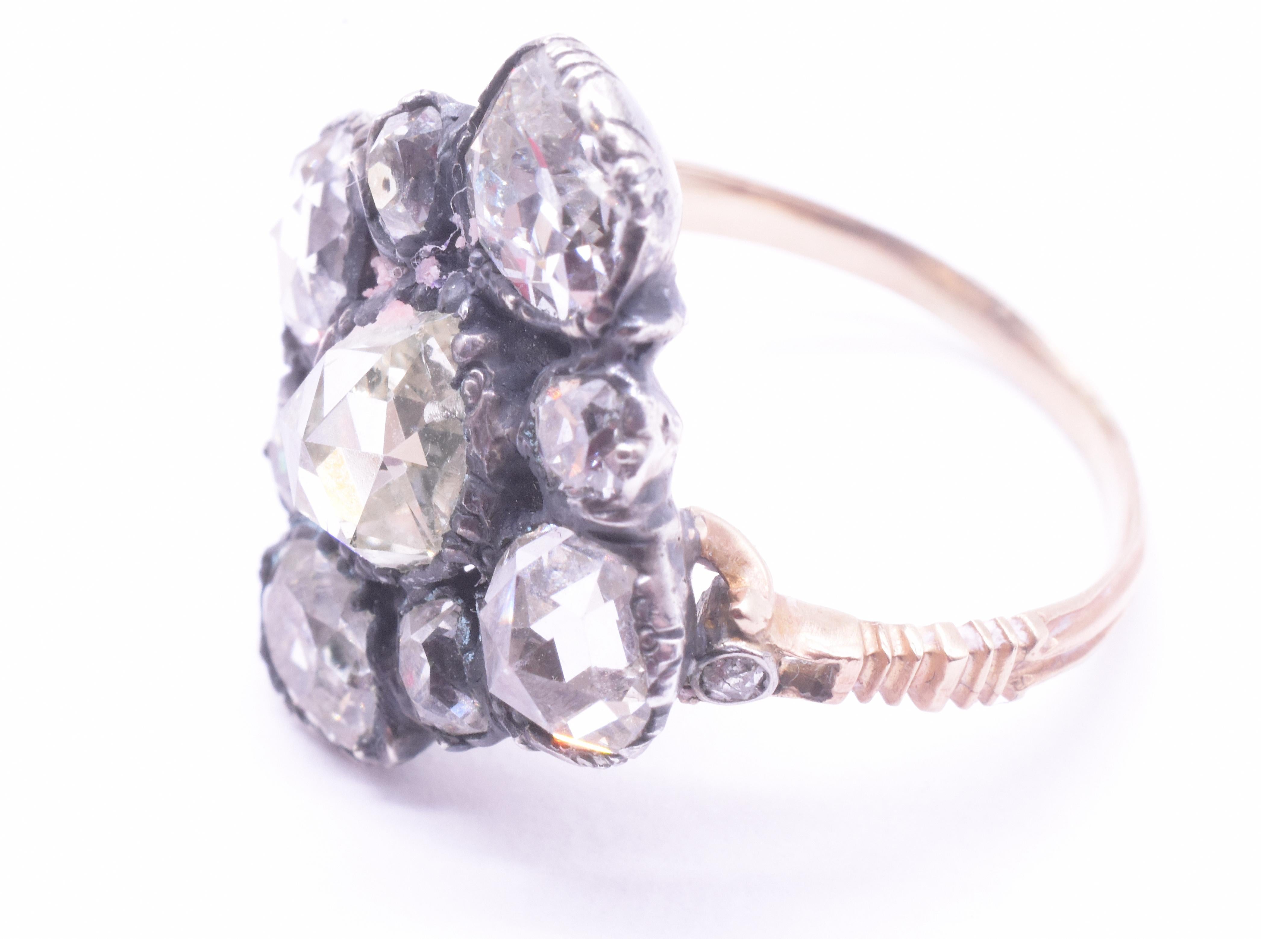 Taglio a rosa Anello a grappolo di diamanti georgiano in argento e 18 carati a forma di diamante figurato del 1810 ca. in vendita