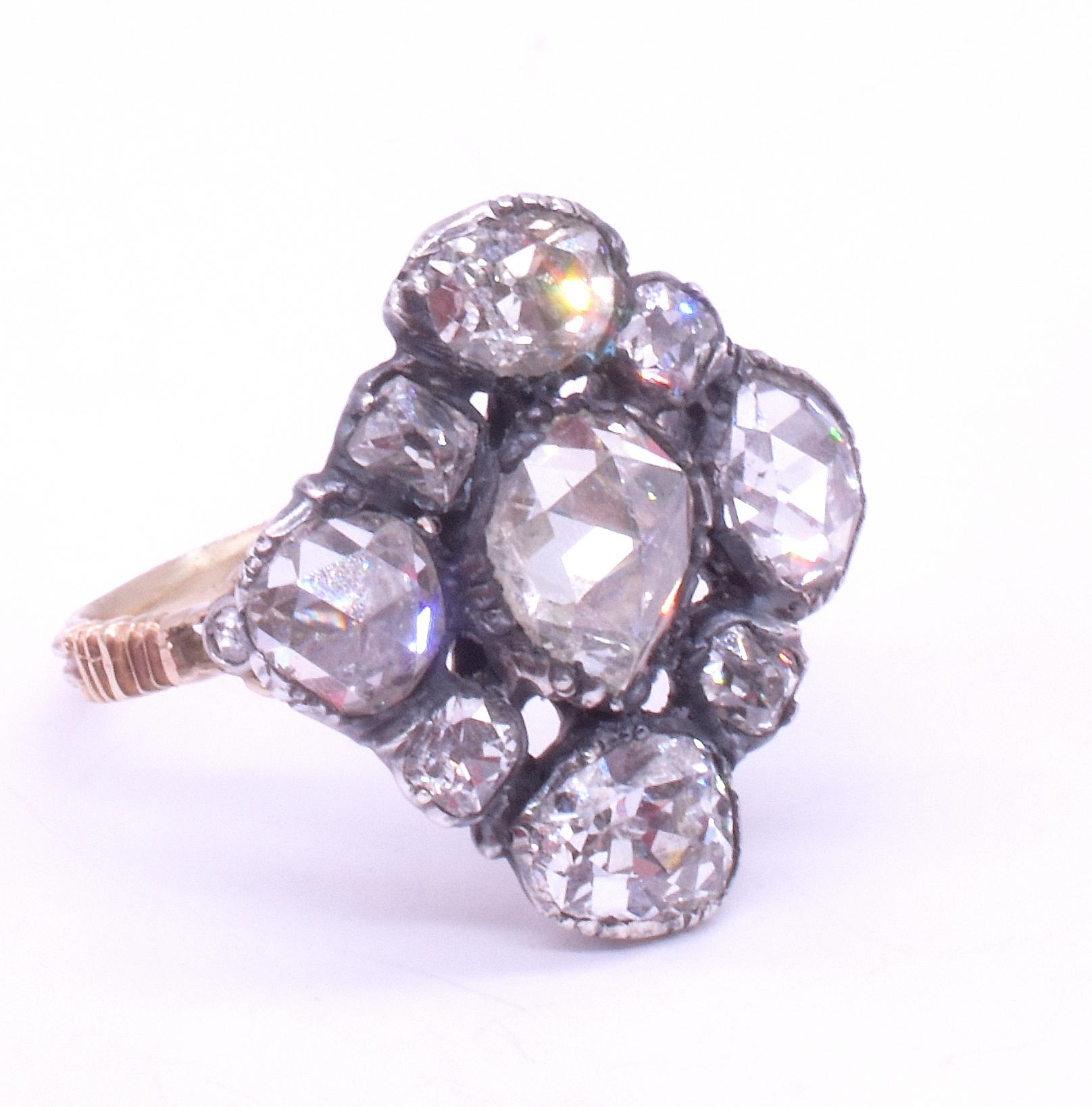 Anello a grappolo di diamanti georgiano in argento e 18 carati a forma di diamante figurato del 1810 ca. In condizioni ottime in vendita a Baltimore, MD