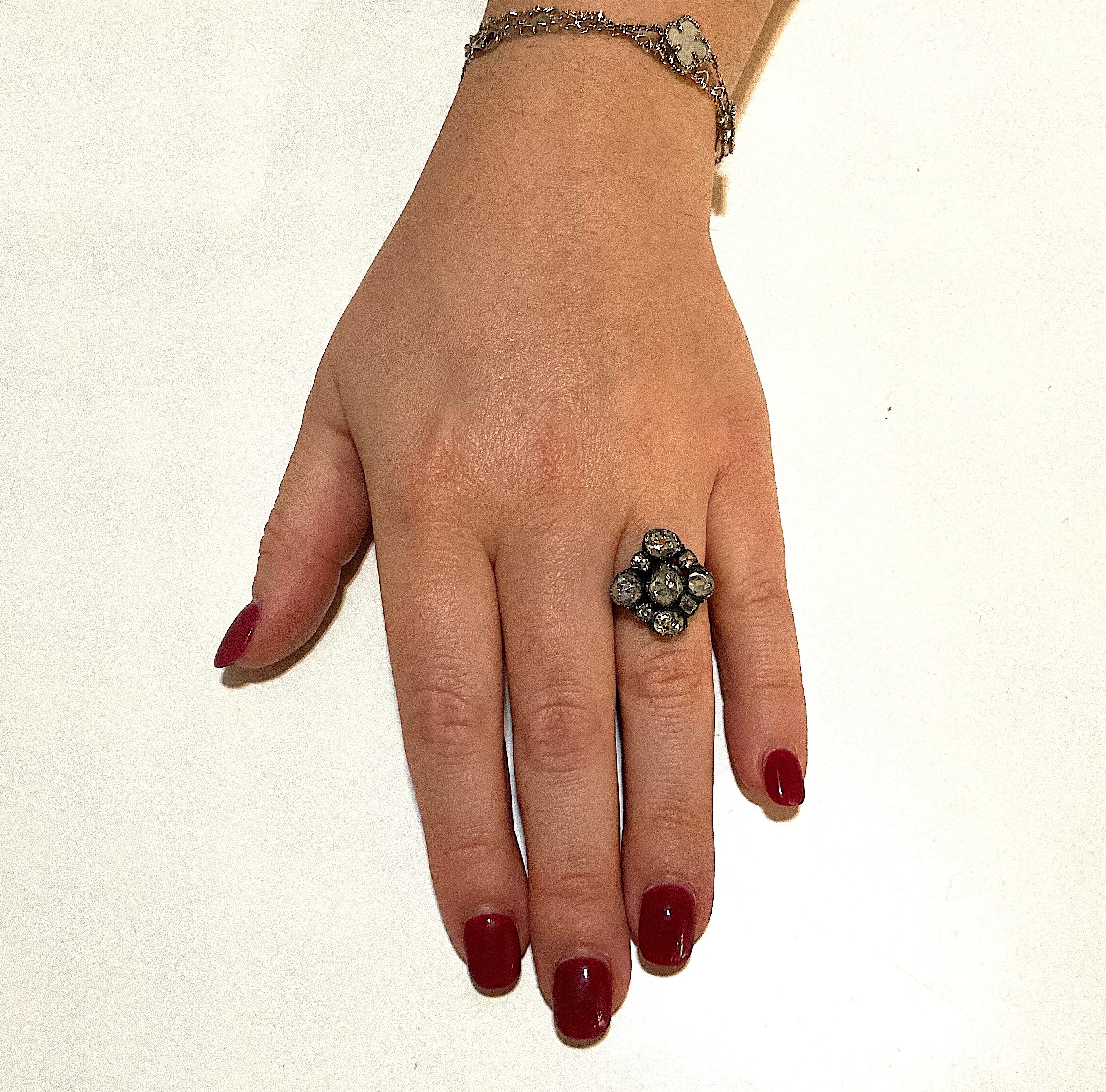Anello a grappolo di diamanti georgiano in argento e 18 carati a forma di diamante figurato del 1810 ca. in vendita 1