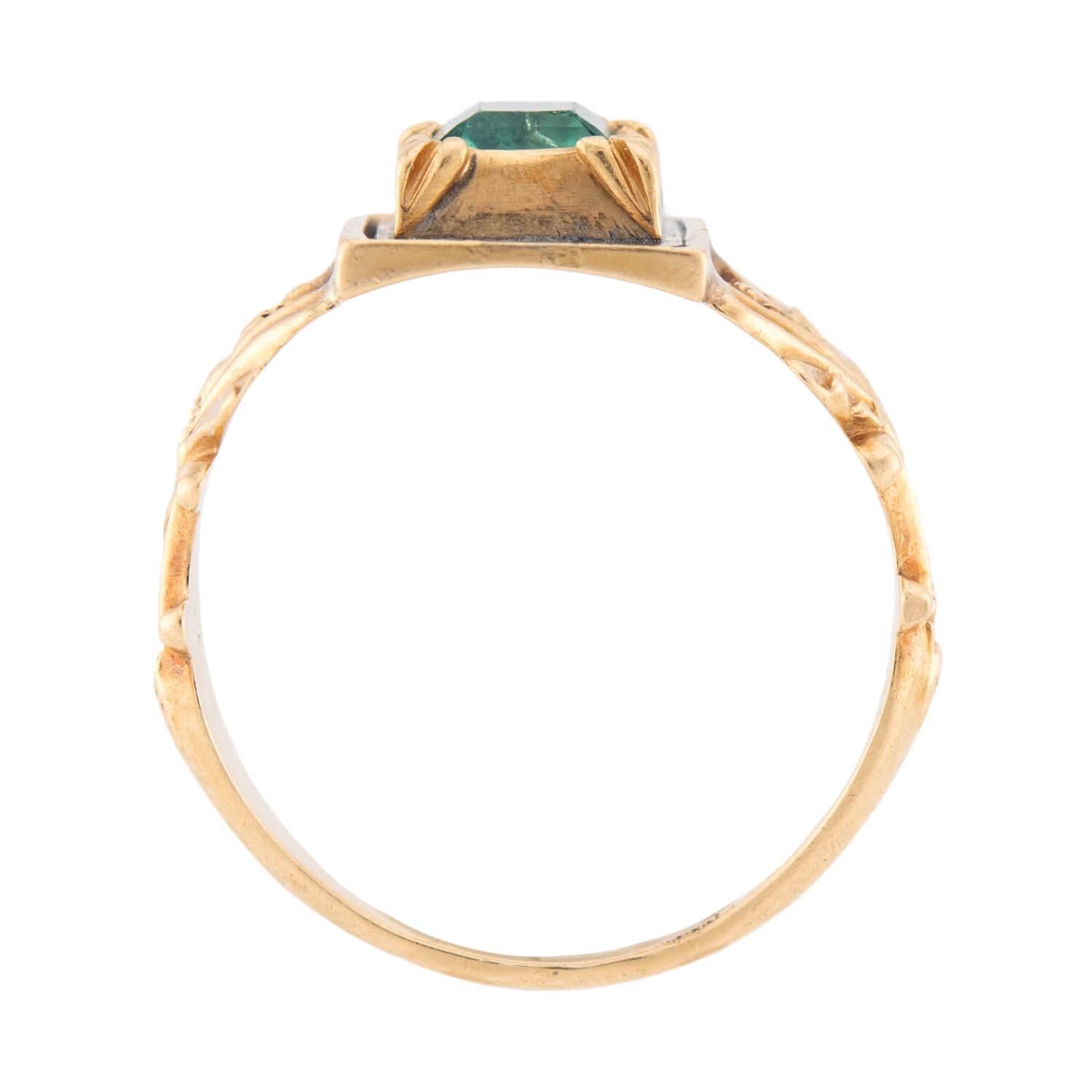 Taille émeraude Bague géorgienne en émeraude 18k en vente