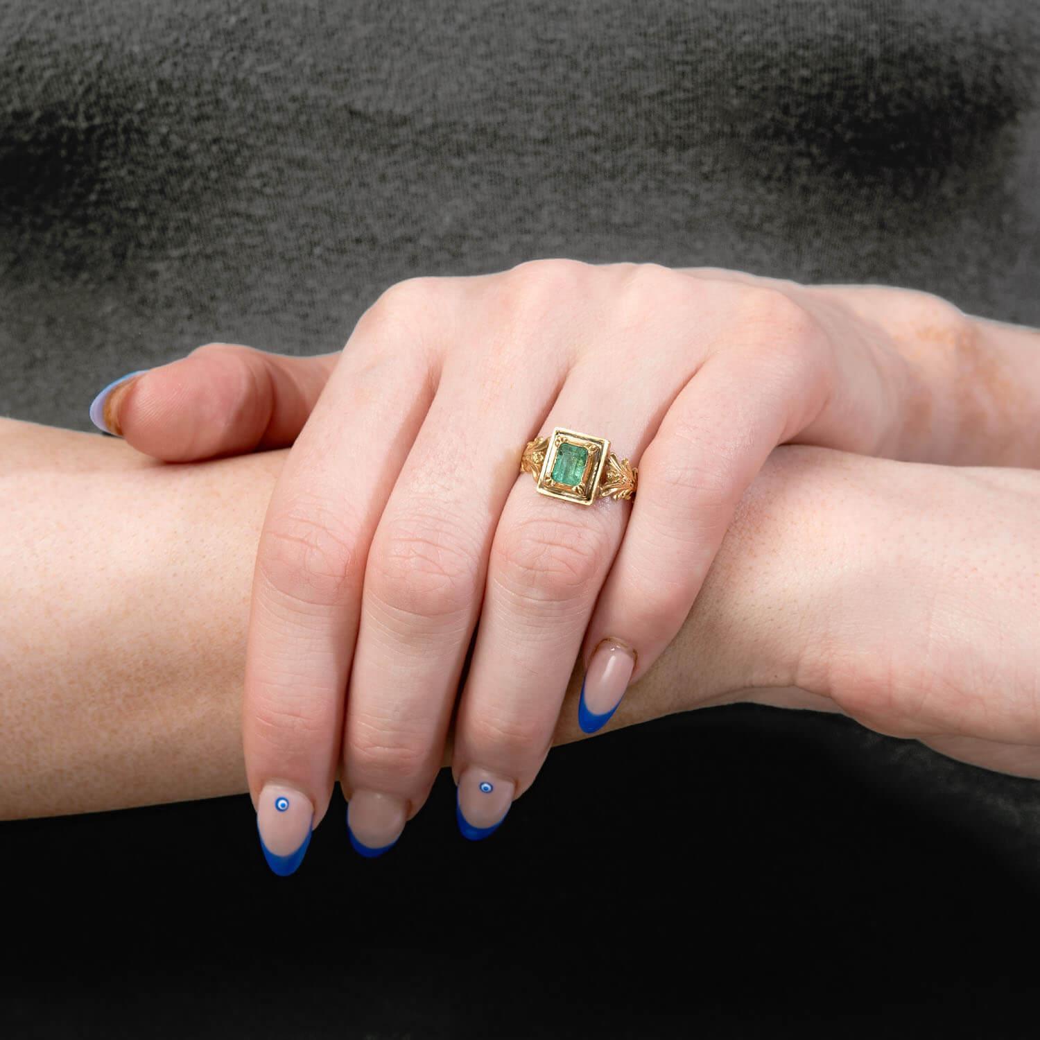 Bague géorgienne en émeraude 18k Pour femmes en vente