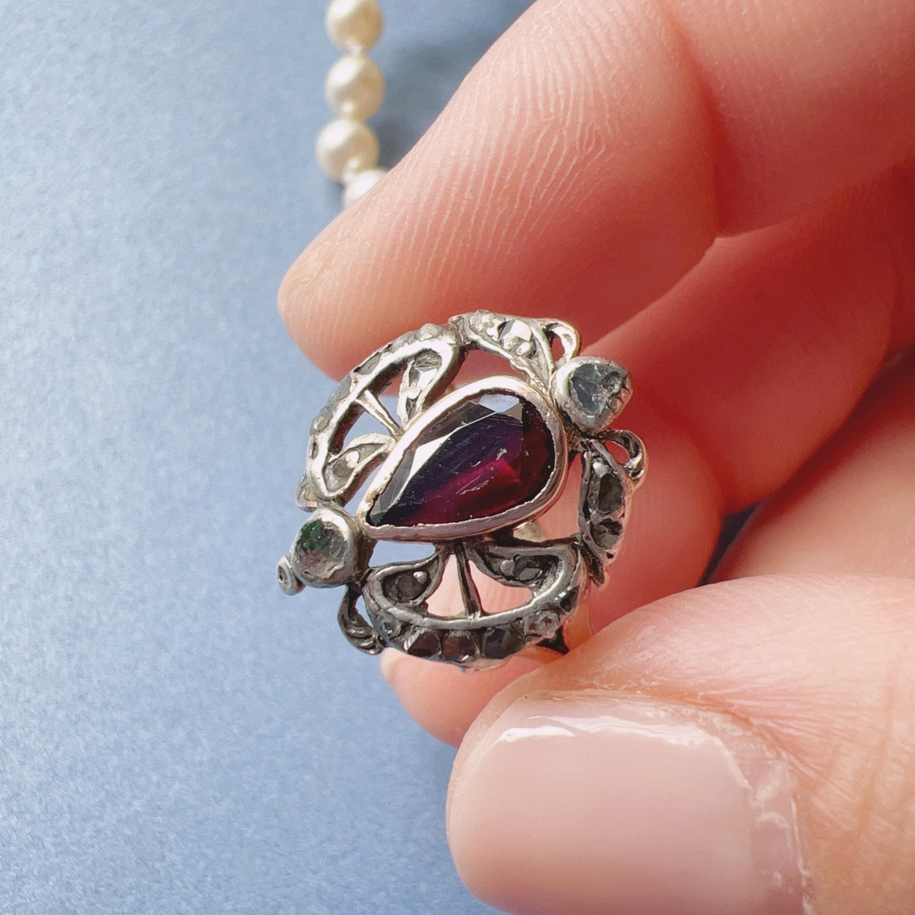 Zum Verkauf steht ein wunderschöner 18-karätiger Goldring aus der georgischen Ära, ein seltener Schatz voller Geschichte und Gefühl. Sein Herzstück ist ein bezaubernder Granat, der in die dreieckige Form eines Herzens gebracht wurde. Dieser Ring,