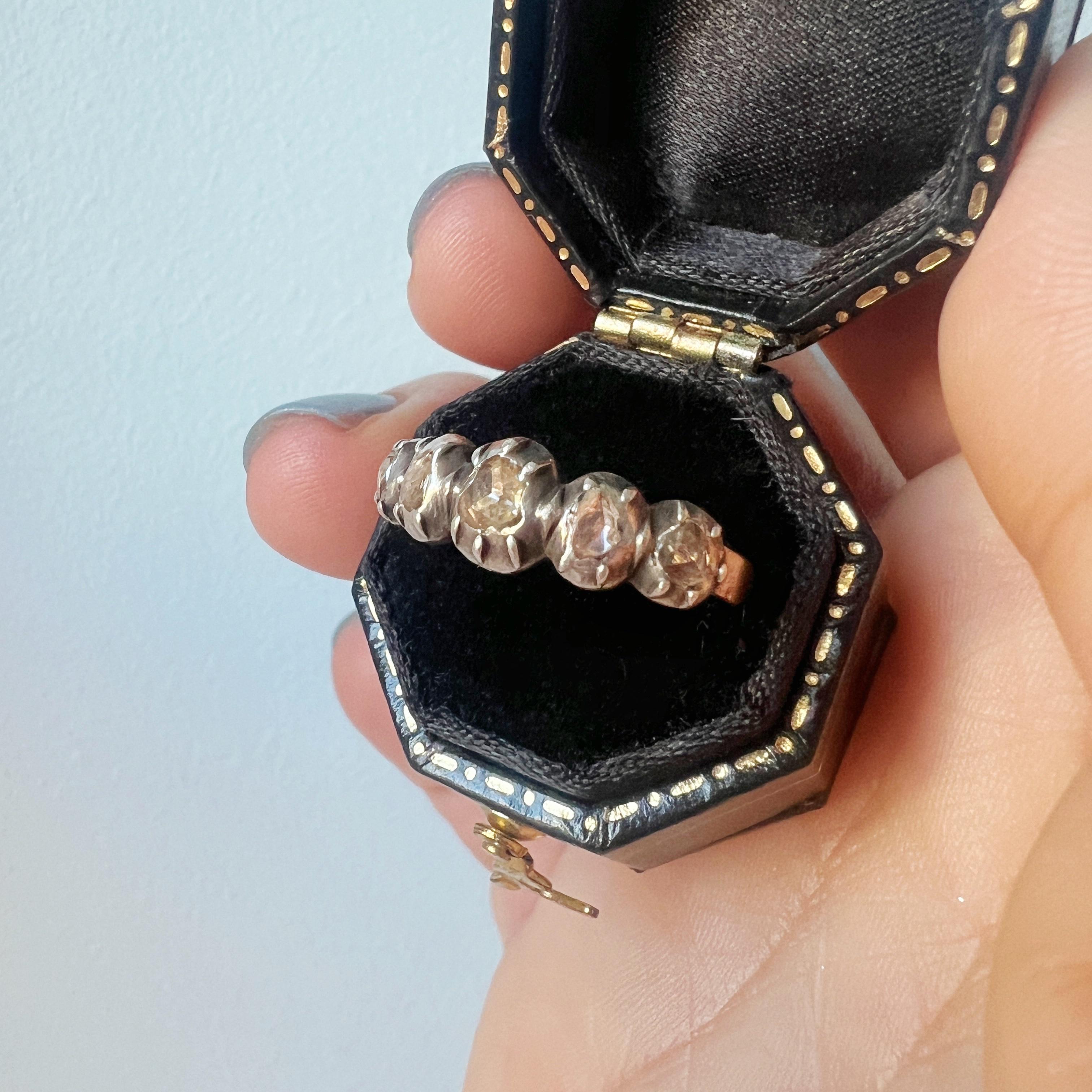 Bague géorgienne en or 18 carats avec 5 diamants en vente 1