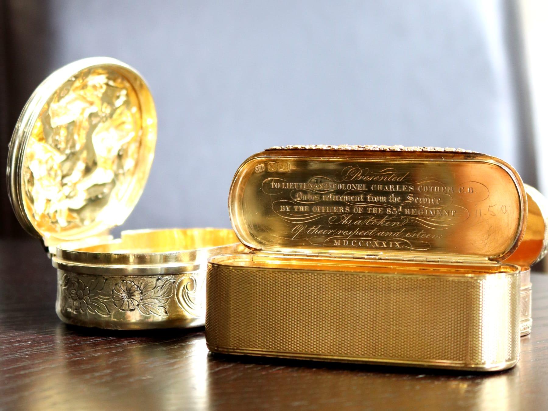 Eine außergewöhnliche, feine und beeindruckende antike englische Schnupftabakdose aus 18-karätigem Gold; eine Ergänzung zu unserer Sammlung aus dem 19.

Diese außergewöhnliche antike englische 18k Gelbgold Schnupftabakdose hat eine längliche Form