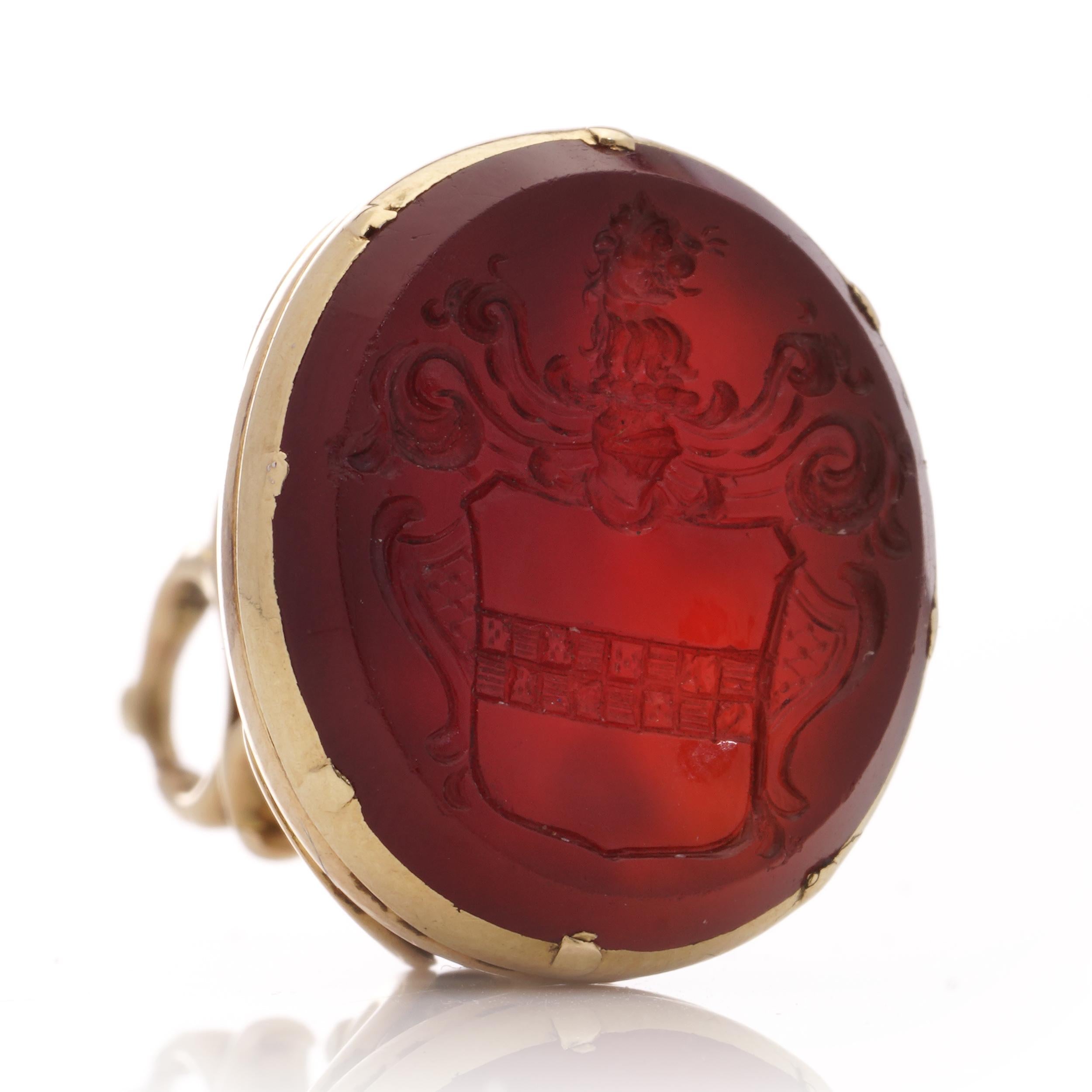 This antique 18th-century Georgian seal fob/pendant, crafted from 18kt. yellow gold features a Carnelian intaglio depicting an armorial coat of arms.
X- ray been tested for 18kt gold. 

Dimensions:
height x width x depth: 3 x 2.1 x 1.8 cm 
Weight: