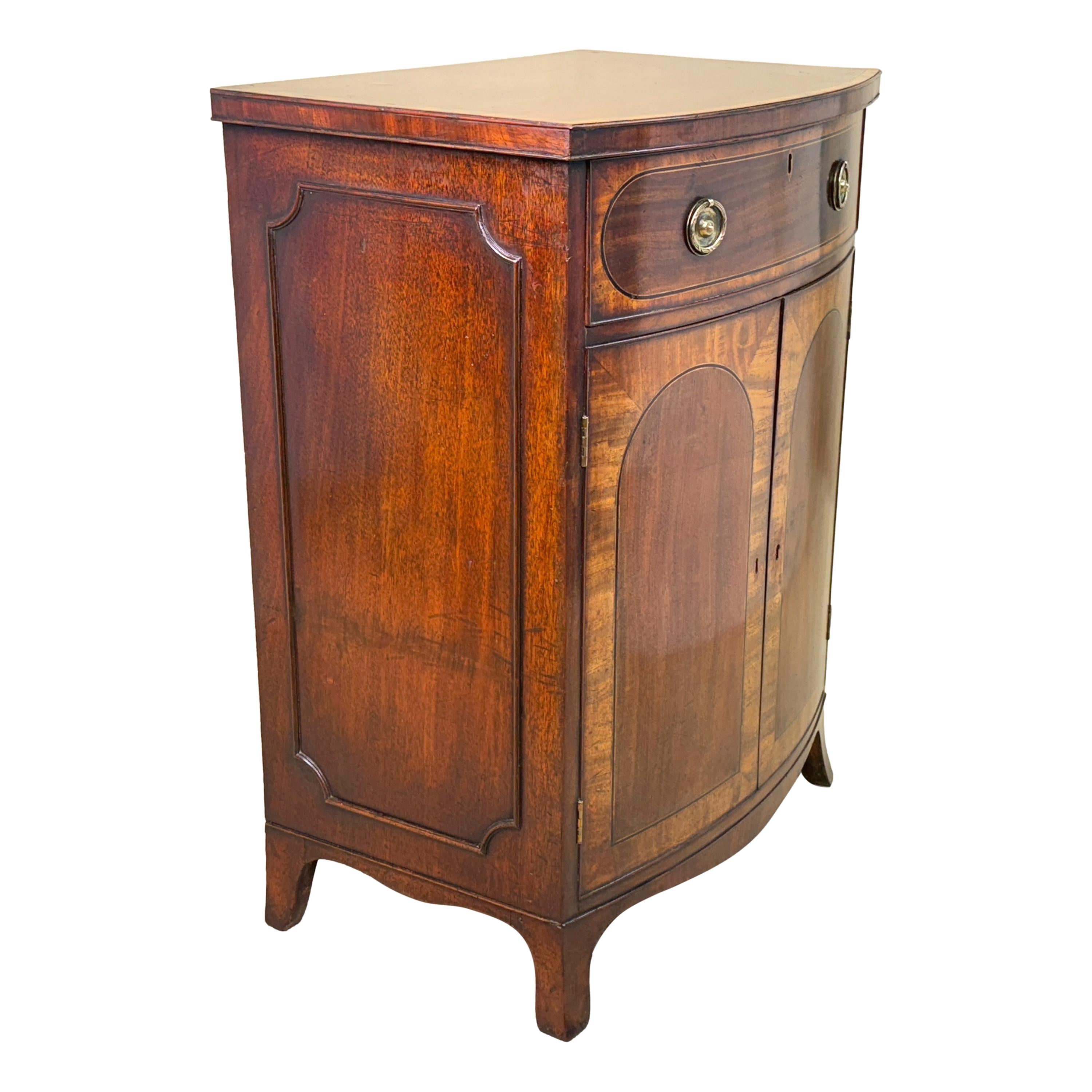 Georgian 18th Century Bowfront Side Cupboard In Good Condition For Sale In Bedfordshire, GB