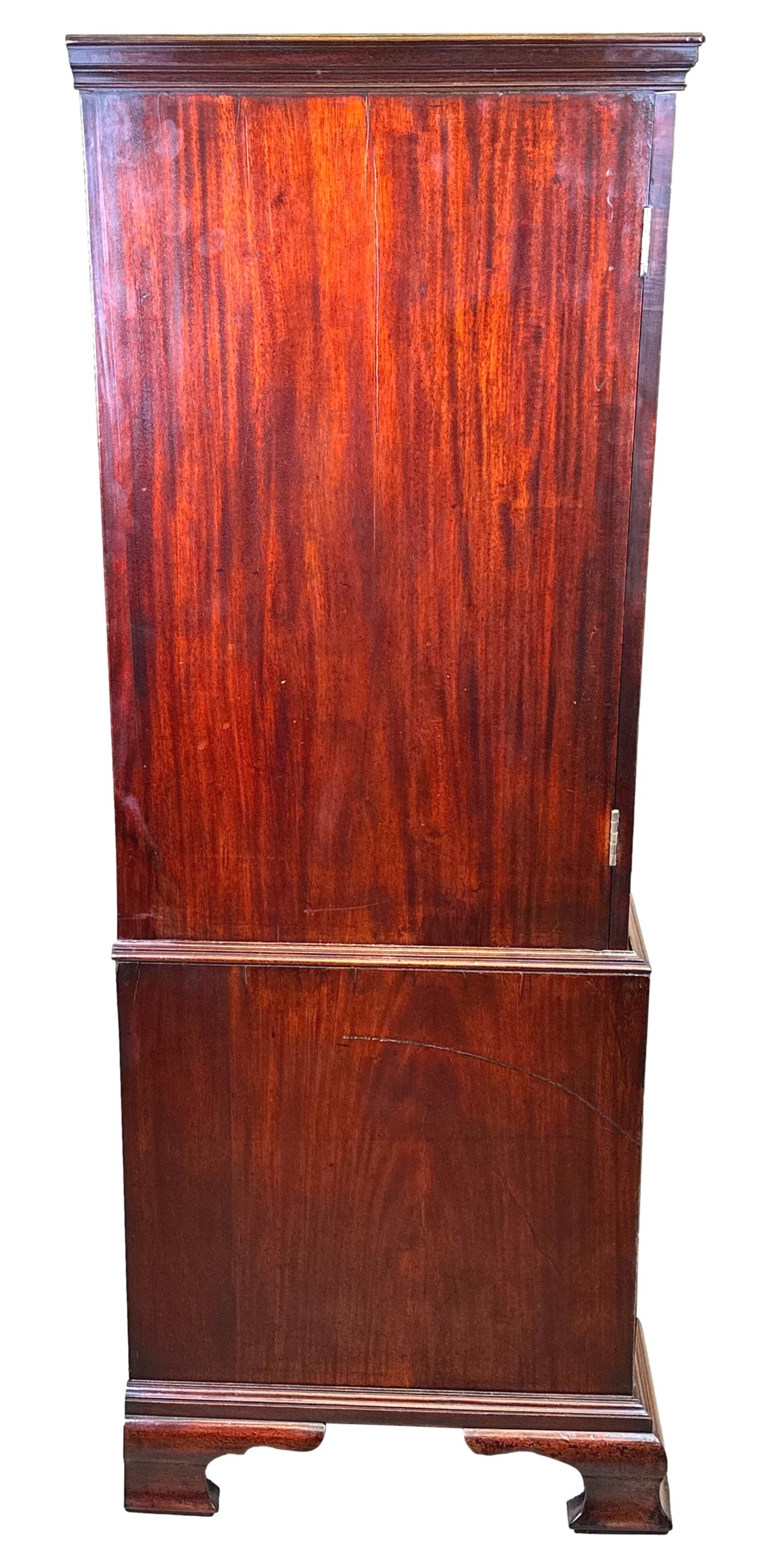 Georgian 18th Century Diminutive Linen Press Cupboard In Good Condition In Bedfordshire, GB