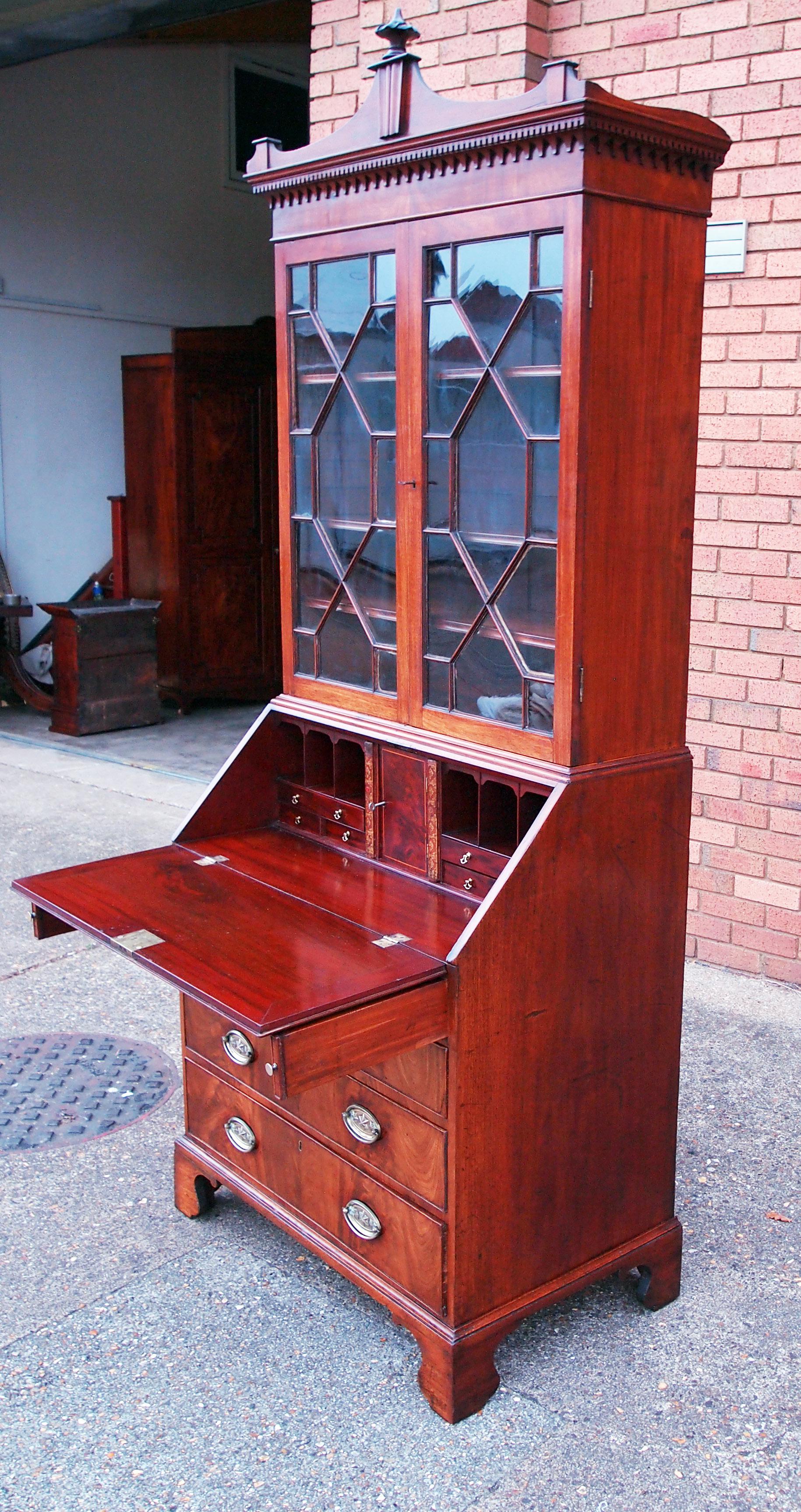 Georgian 18th Century Mahogany Bureau Bookcase Cabinet For Sale 1