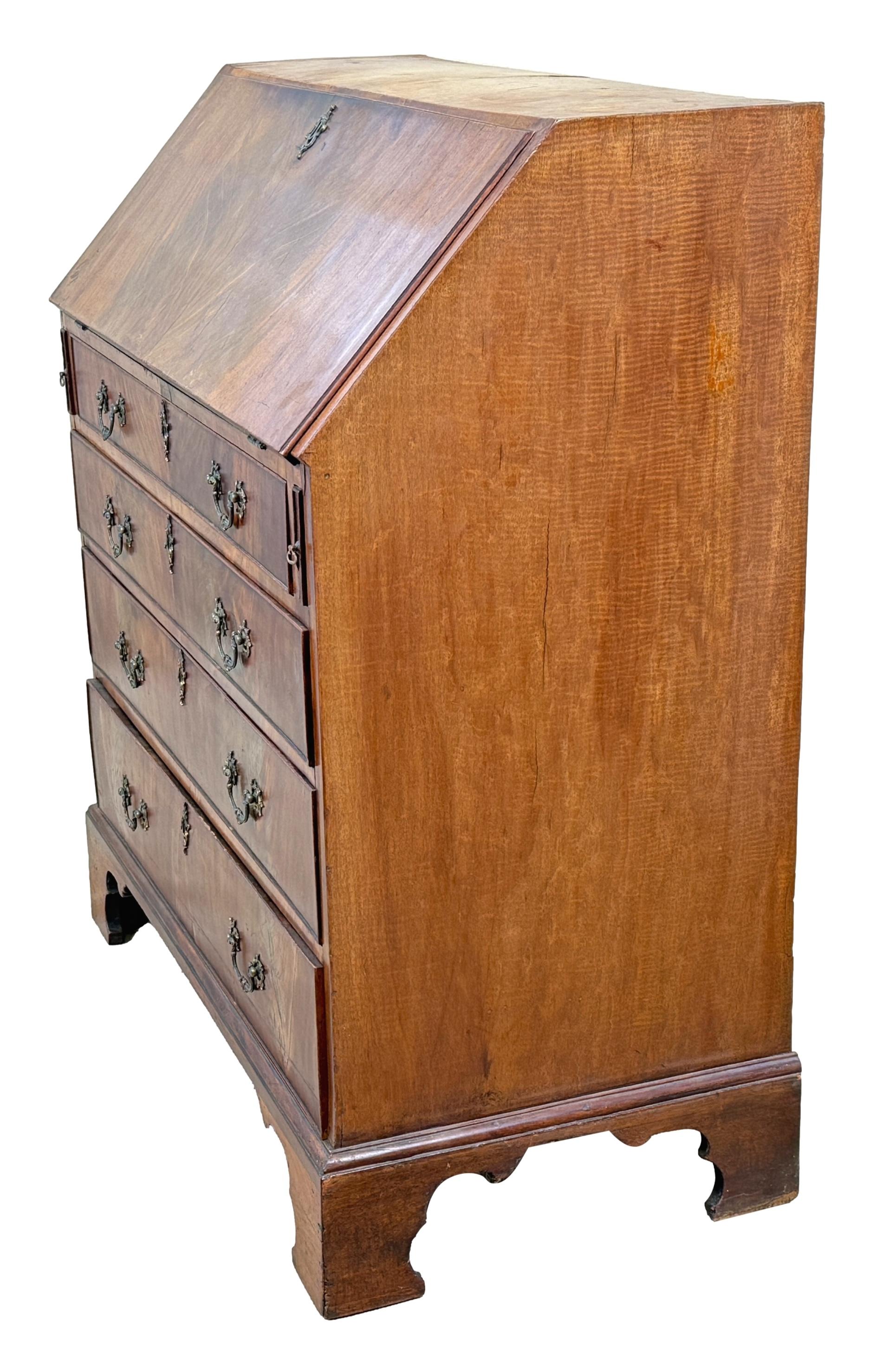 Ufficio in mogano del periodo George III, 18° secolo, di buone proporzioni, con una falda di caduta ben strutturata, che racchiude un interessante interno dotato di buchi per piccioni, armadietto e cassetti, oltre quattro lunghi cassetti che