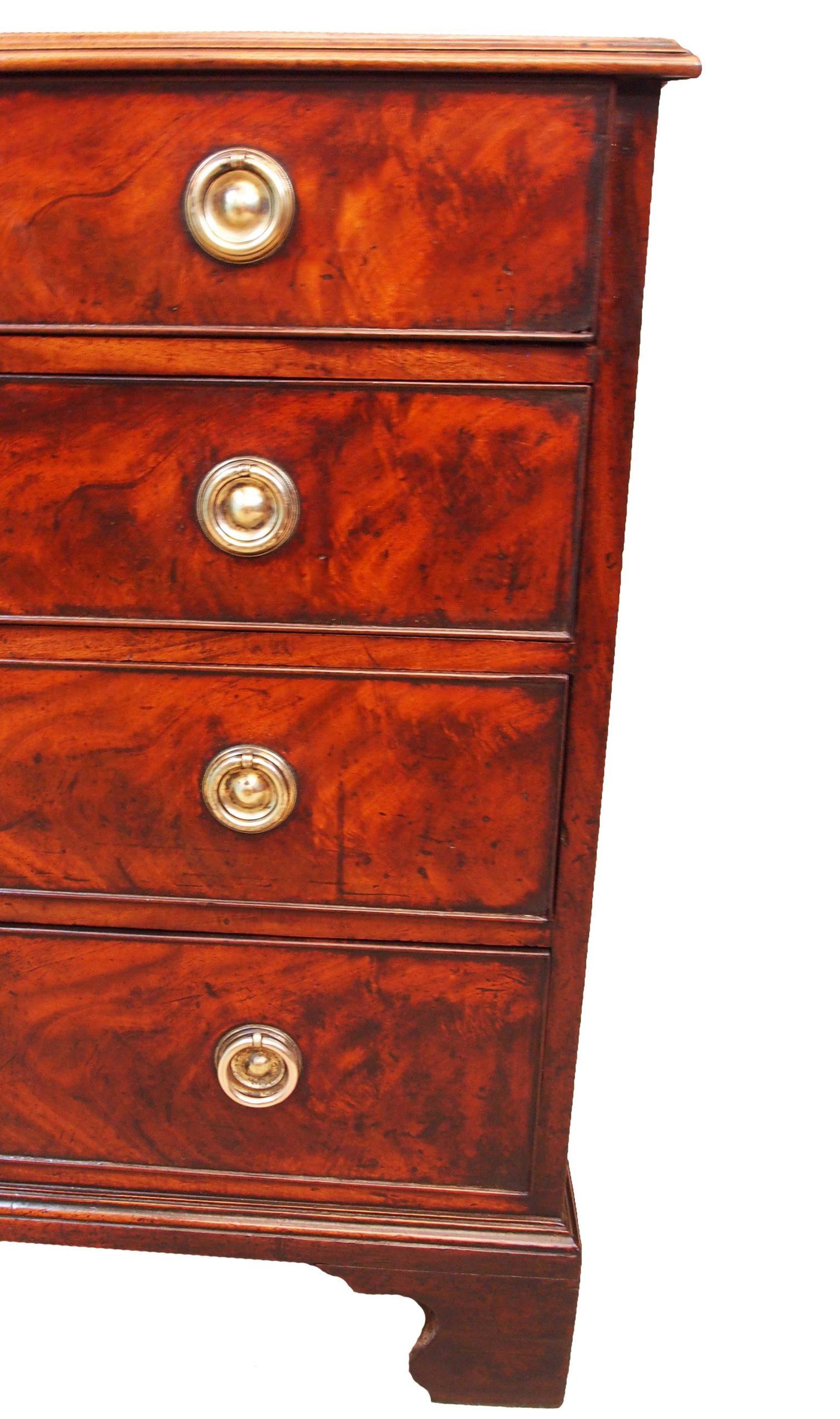 Georgian 18th Century Mahogany Chest of Drawers In Good Condition In Bedfordshire, GB
