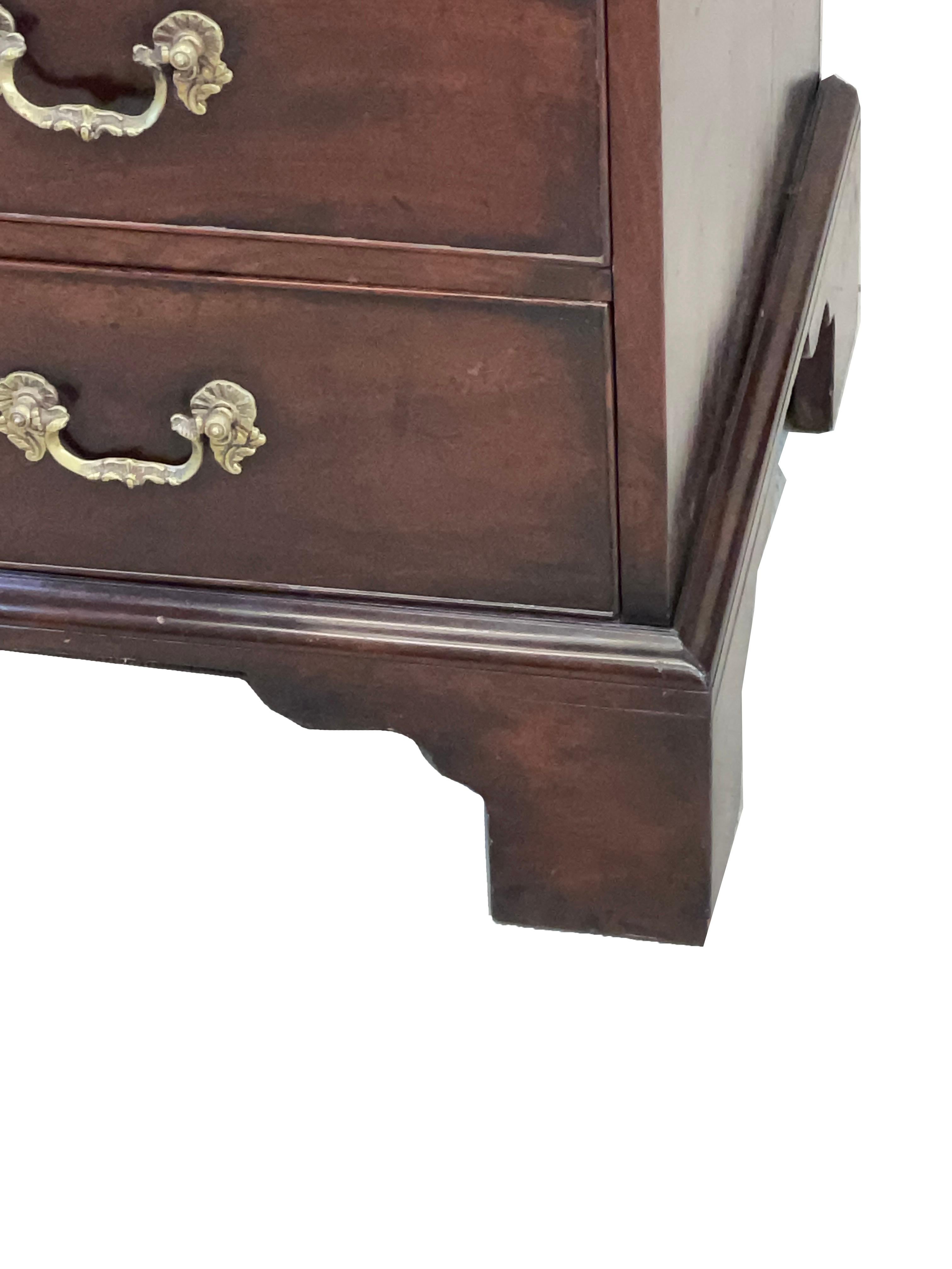 English Georgian 18th Century Mahogany Chest of Drawers For Sale