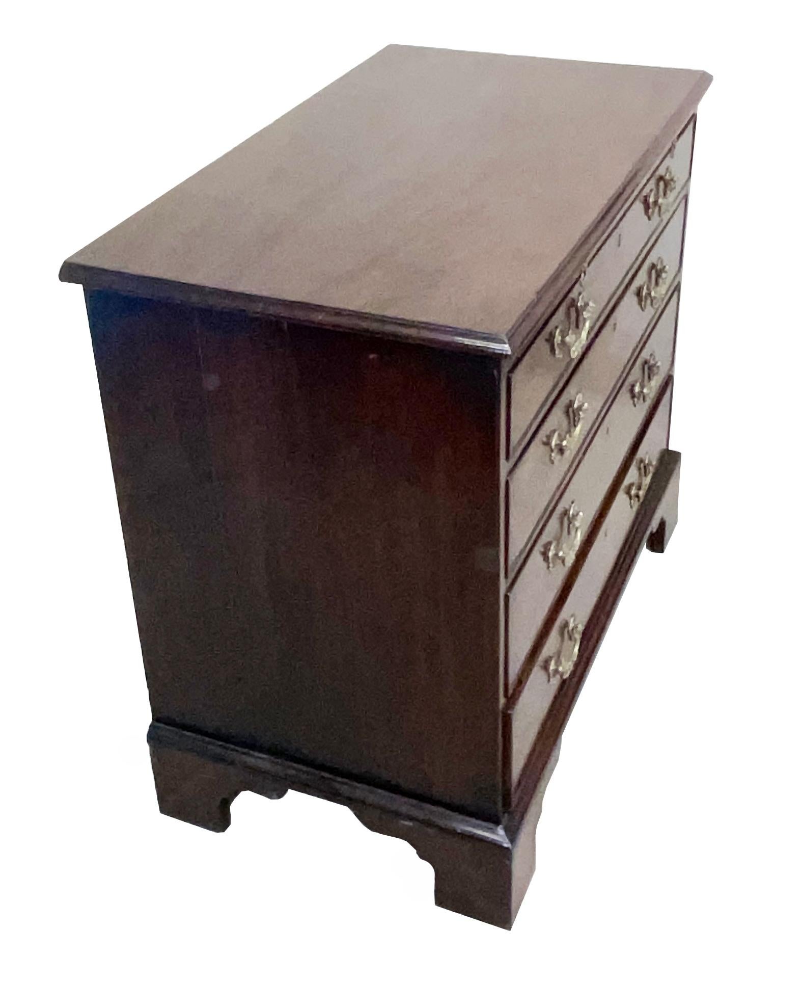 Cassettiera georgiana in mogano del XVIII secolo in vendita 2