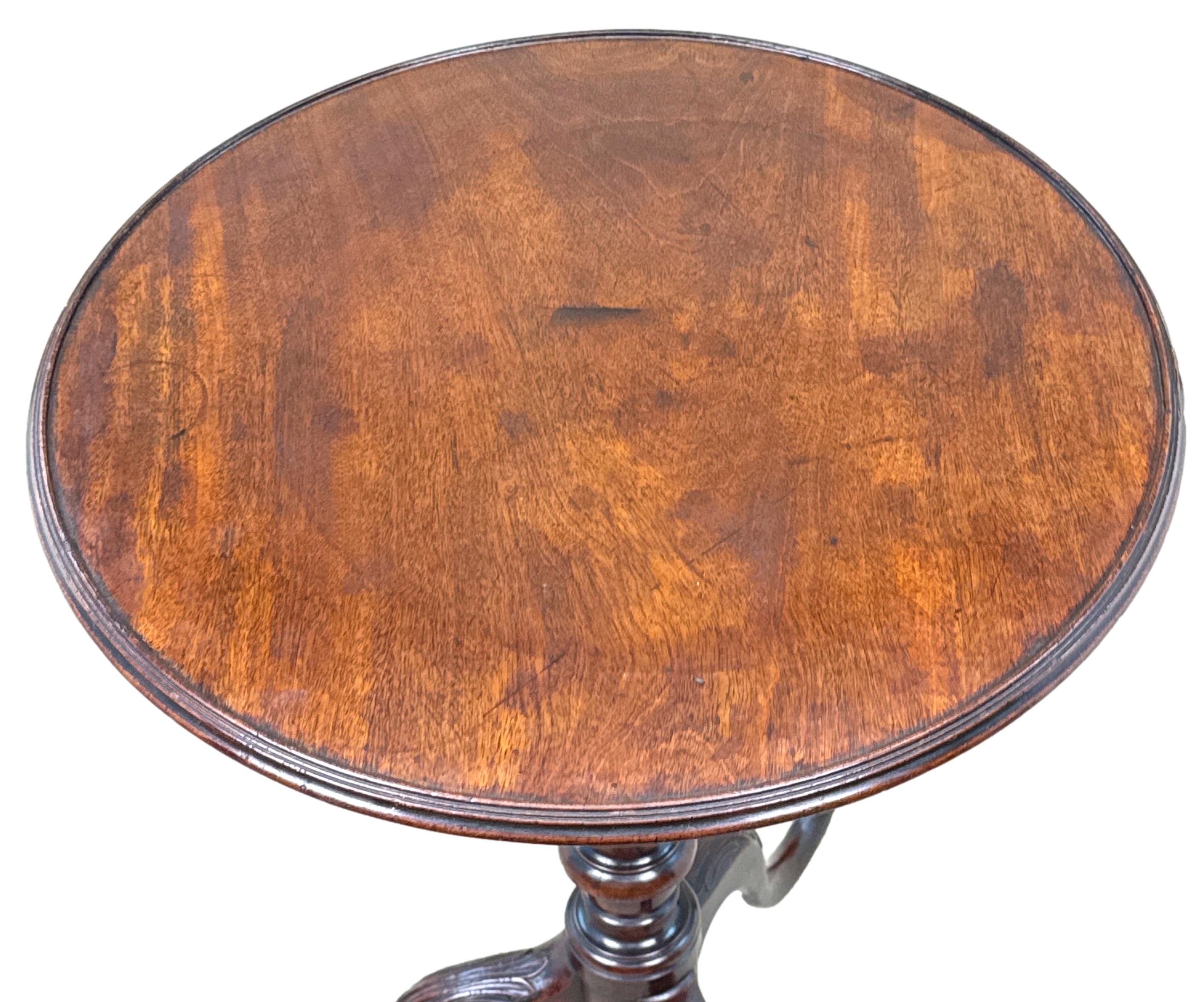 Table à vin en acajou du XVIIIe siècle géorgien, d'époque Chippendale, extrêmement attrayante et de très bonne qualité, d'une couleur et d'une patine très riches, avec un plateau circulaire basculant très bien figuré et une jolie bordure moulurée,