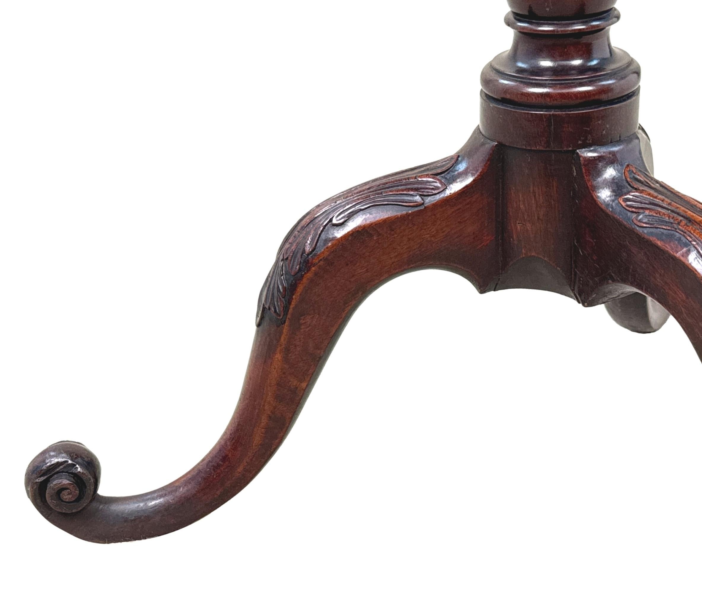 Chippendale Table à vin géorgienne en acajou du XVIIIe siècle à plateau en vente
