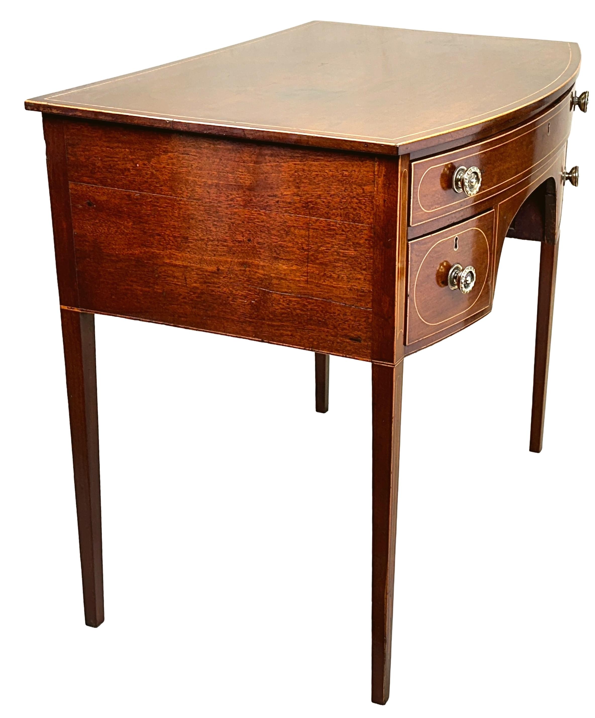 An Extremely Good Quality Late 18th Century Mahogany Bowfronted Dressing Table, Of Good Large Proportion, With Well Figured Top Over One Long And Two Short Drawers Having Replacement Brass Knobs, Raised On Elegant Square Tapering Legs With