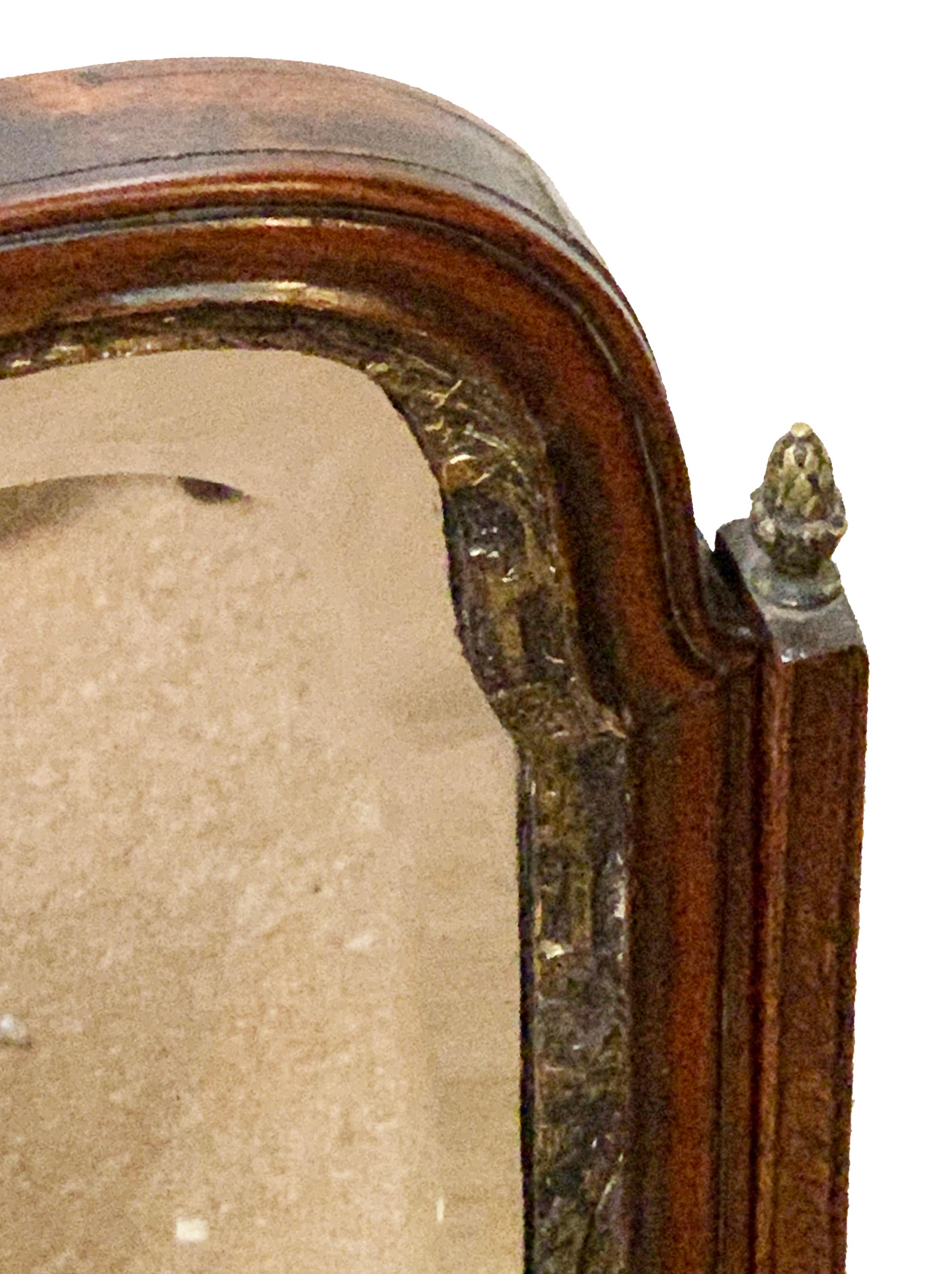 Eine sehr gute Qualität George II Zeit Mahagoni Dressing
Tischspiegel mit darin eingeschlossener geformter Spiegelplatte
Vergoldeter Zettel auf geformtem Rahmen über gut ausgearbeitetem Sockel
Und drei Schubladen mit original geformten