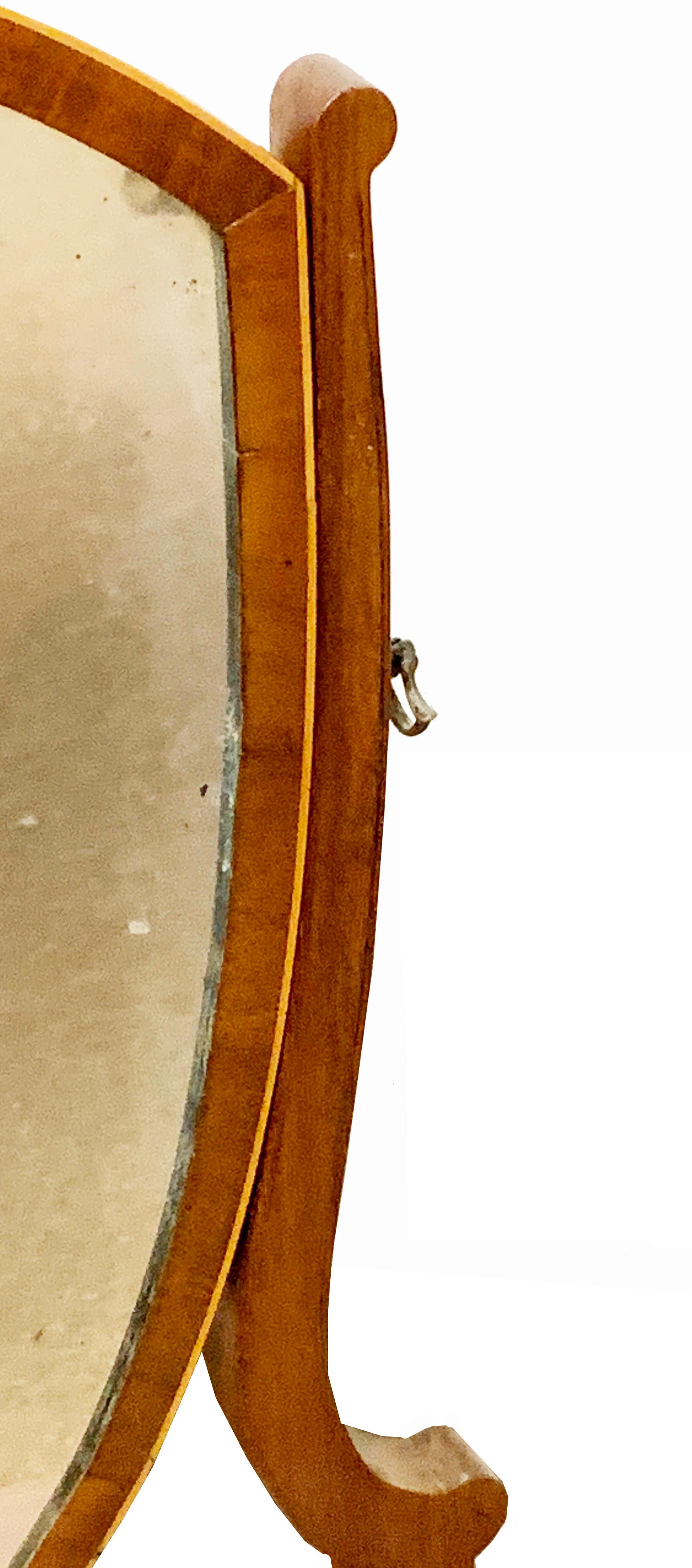 Un dressing en acajou de très bonne qualité de la fin du XVIIIe siècle.
miroir de table avec plaque en forme de bouclier au-dessus du puits figuré
base en arc de cercle avec trois tiroirs en frise et une élégante
décoration suspendue

(Les