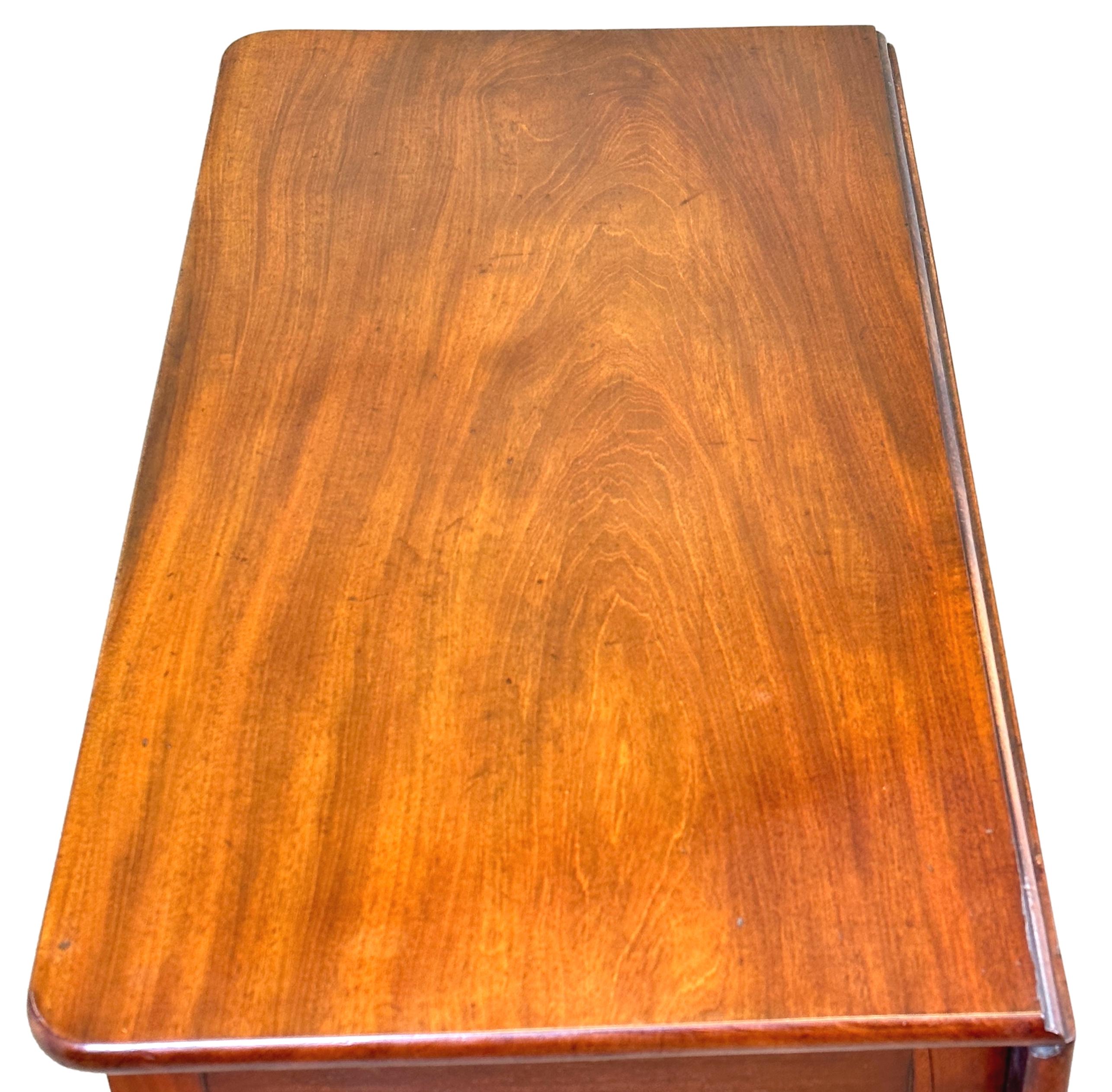 English Georgian 18th Century Mahogany Drop Flap Side Table For Sale