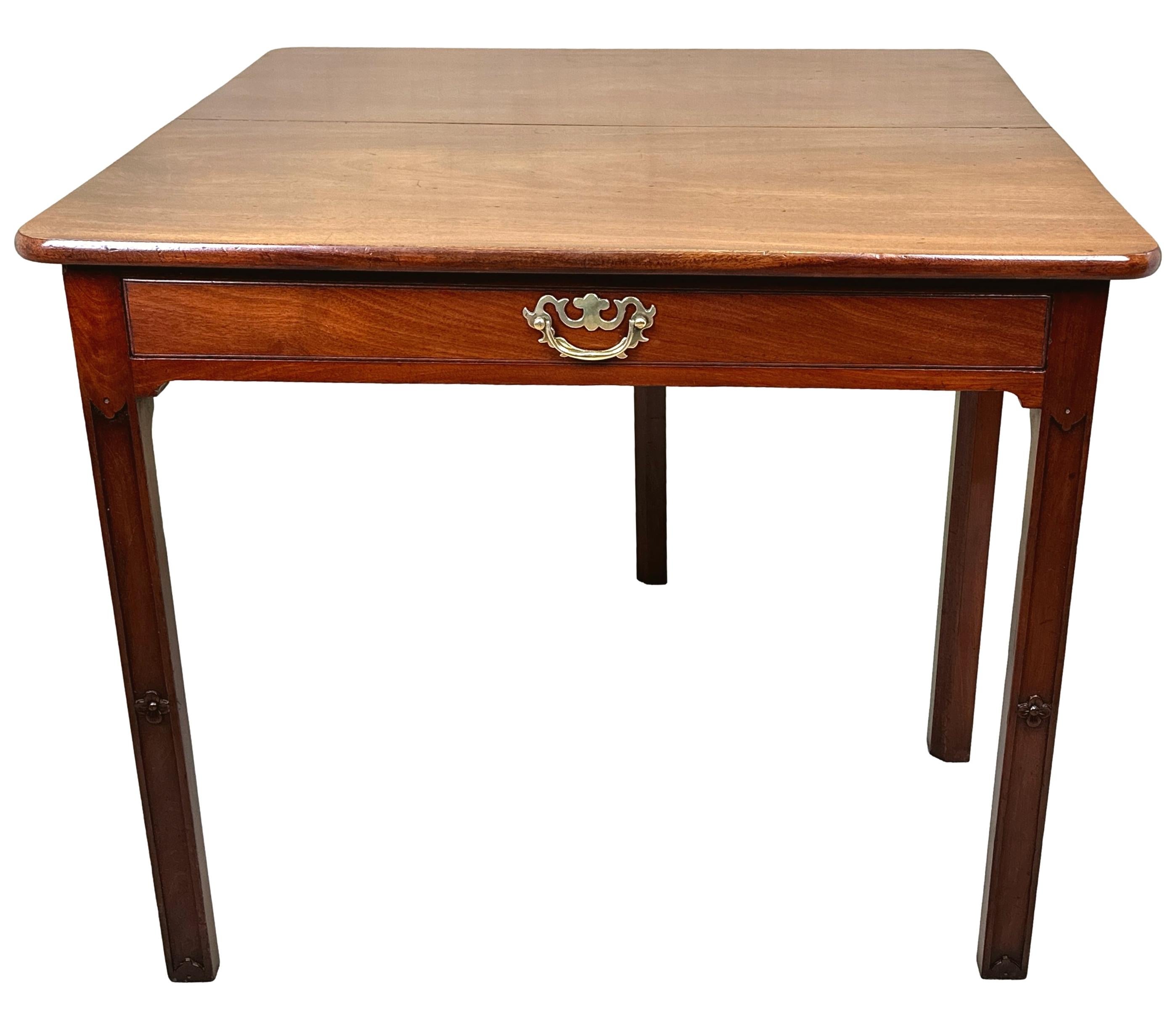 Georgian 18th Century Mahogany Drop Flap Side Table In Good Condition For Sale In Bedfordshire, GB