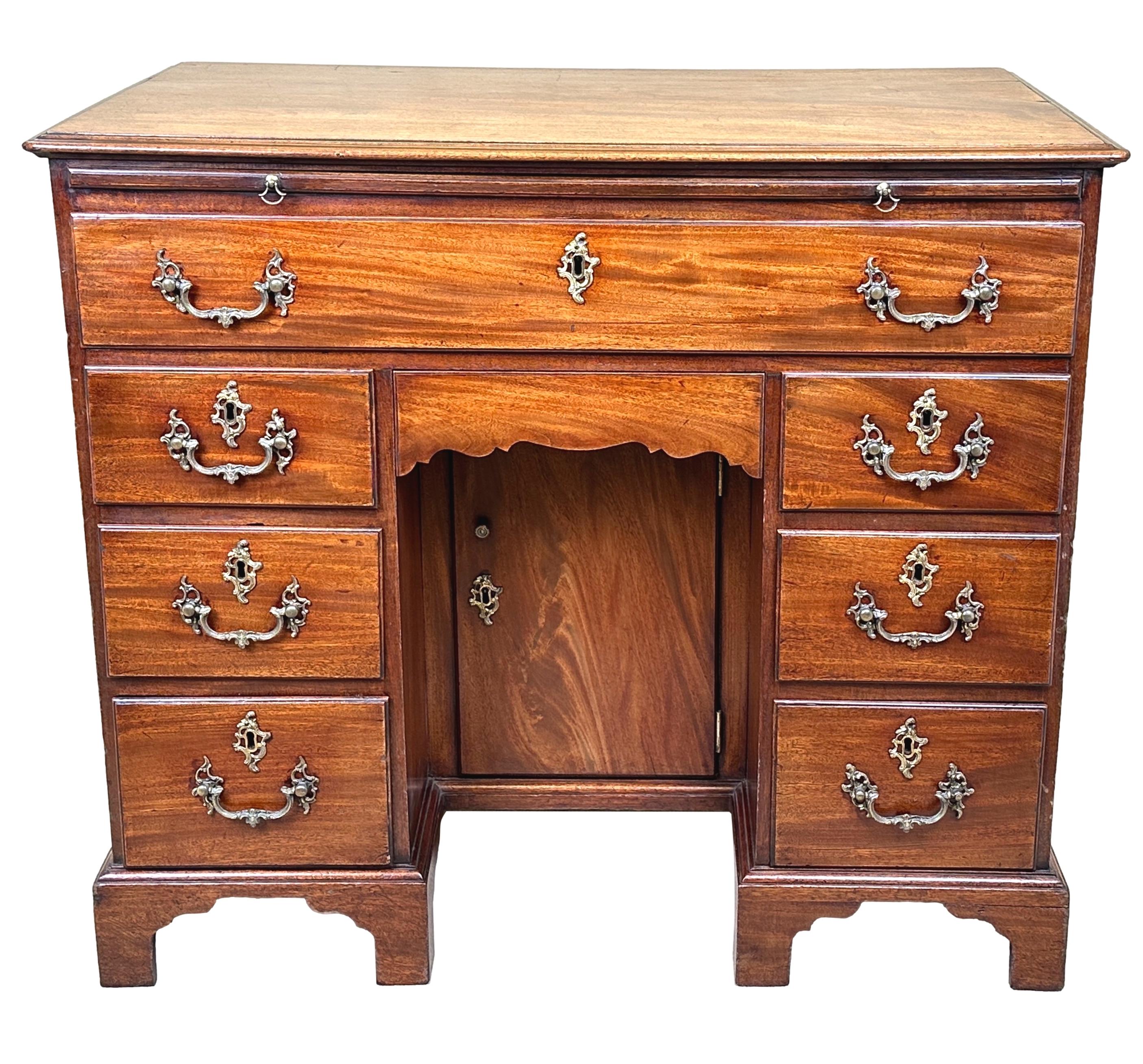 Georgian 18th Century Mahogany Kneehole Desk For Sale 9
