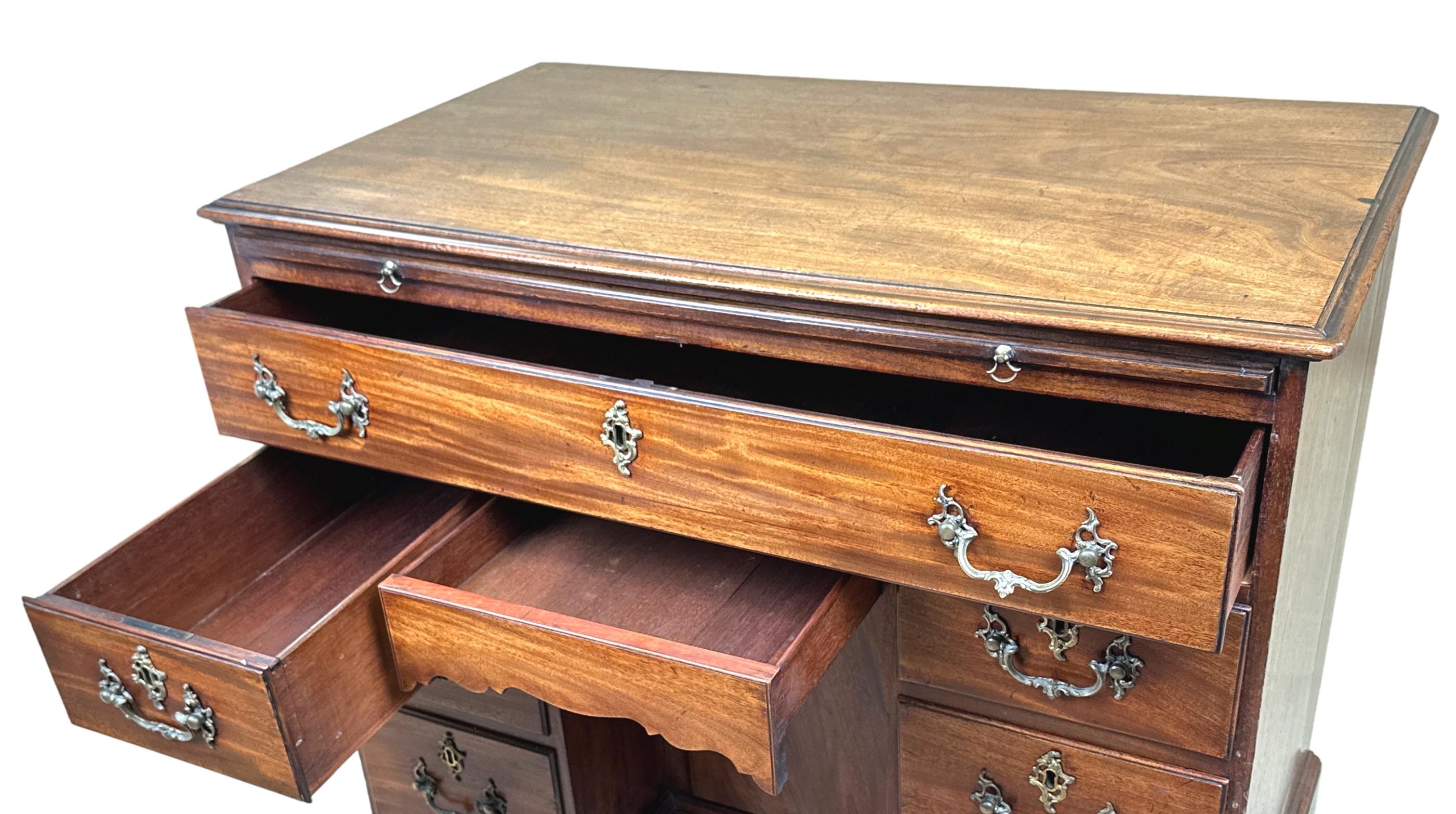 Georgian 18th Century Mahogany Kneehole Desk In Good Condition For Sale In Bedfordshire, GB
