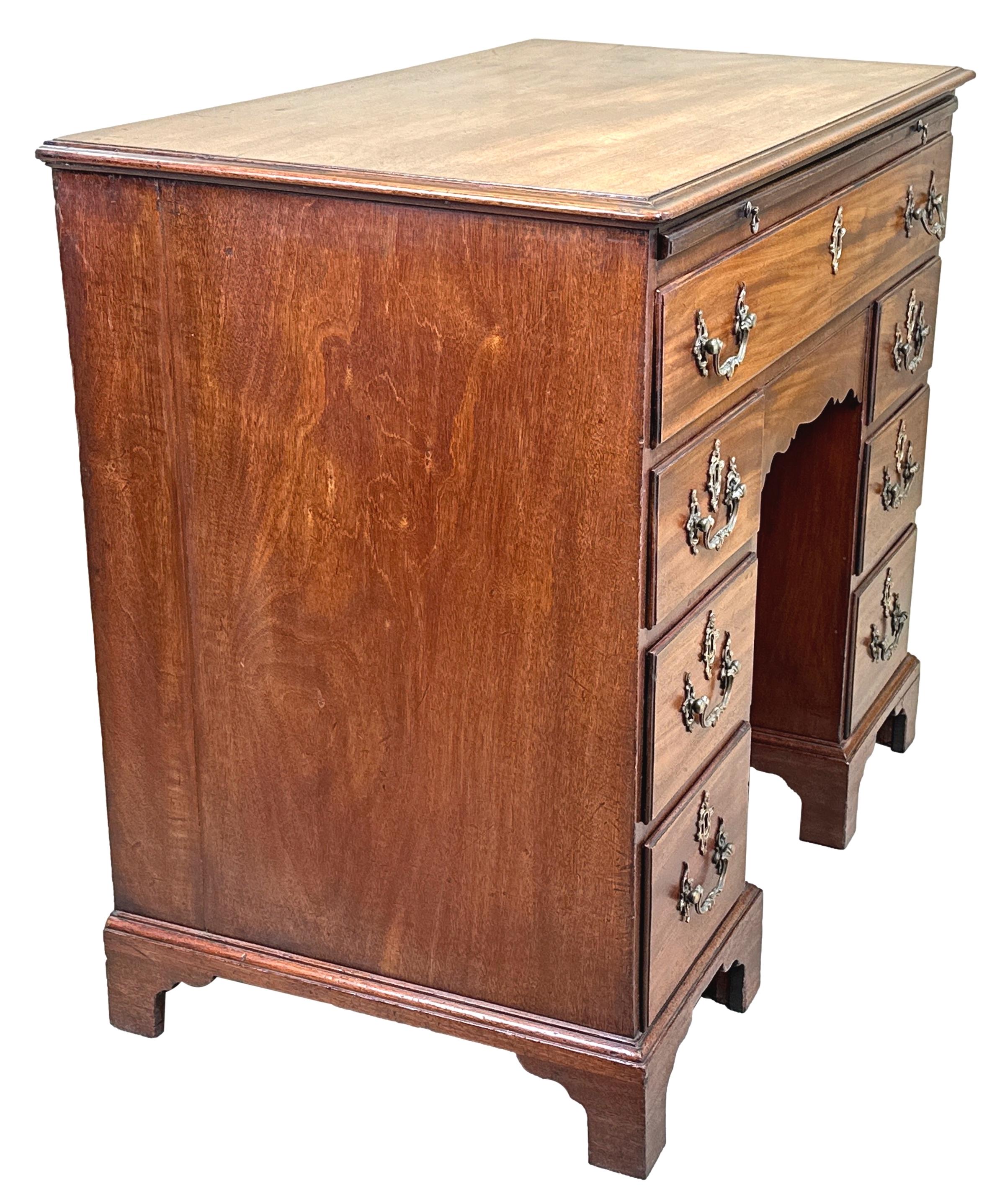 Georgian 18th Century Mahogany Kneehole Desk For Sale 1