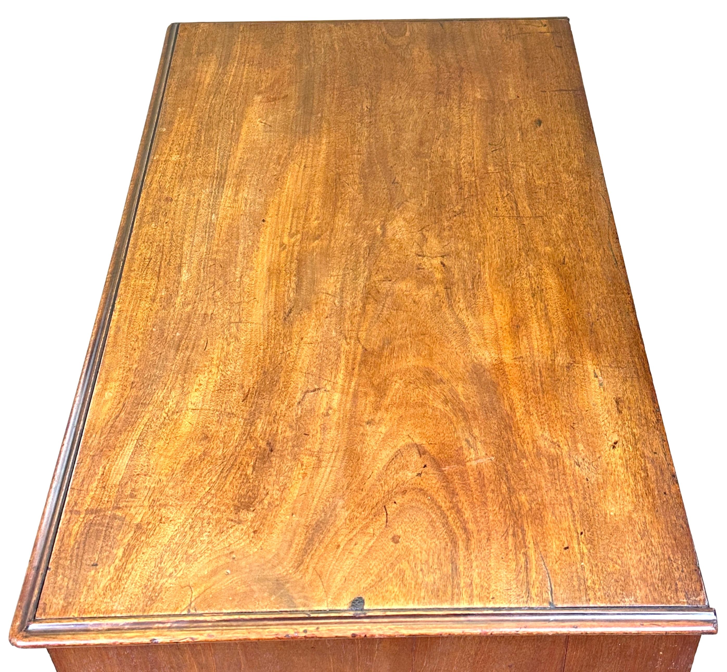 Georgian 18th Century Mahogany Kneehole Desk For Sale 2