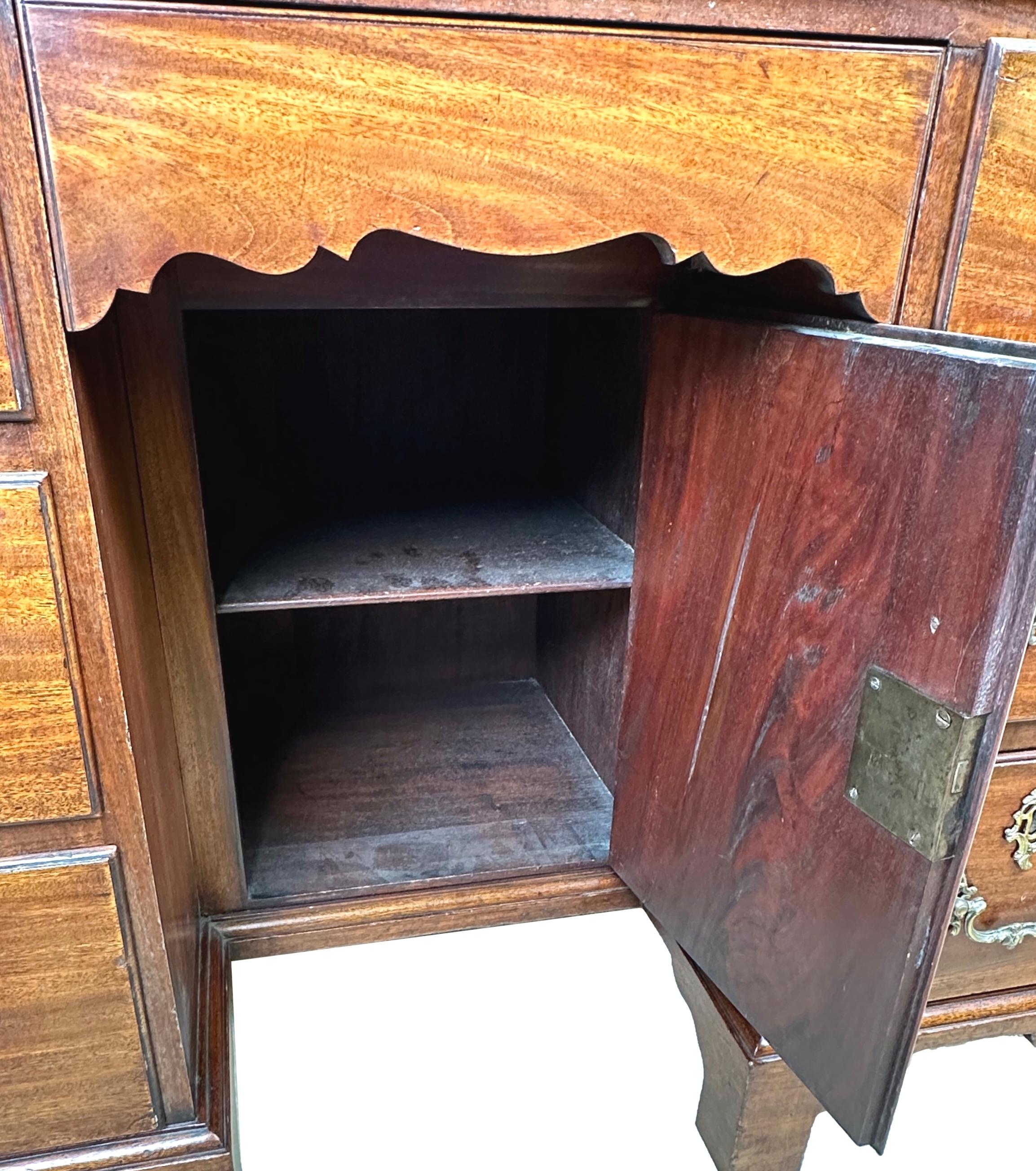 Georgian 18th Century Mahogany Kneehole Desk For Sale 3