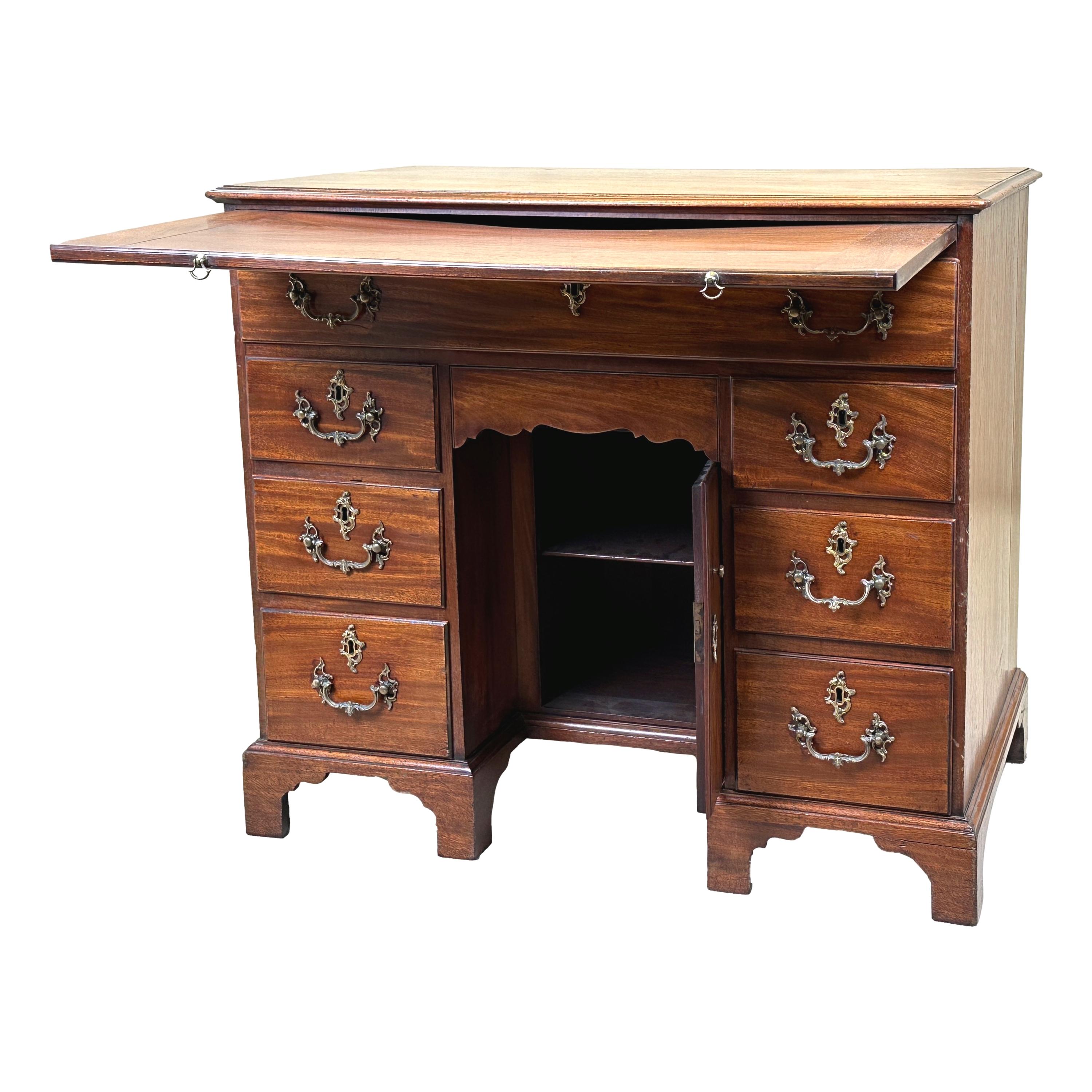 Georgian 18th Century Mahogany Kneehole Desk For Sale 4