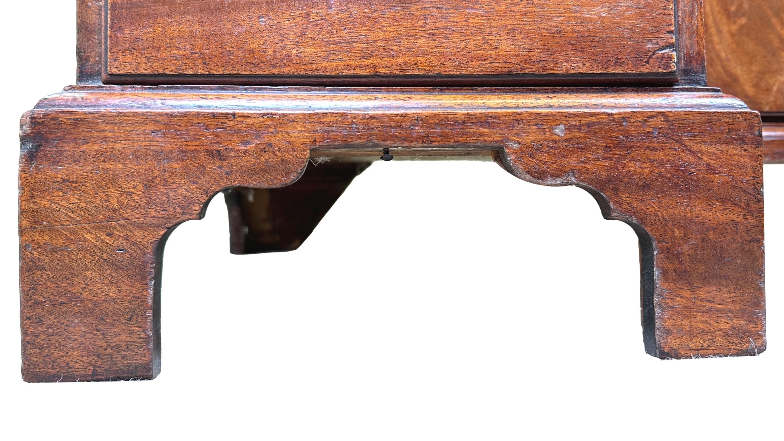Georgian 18th Century Mahogany Kneehole Desk For Sale 5