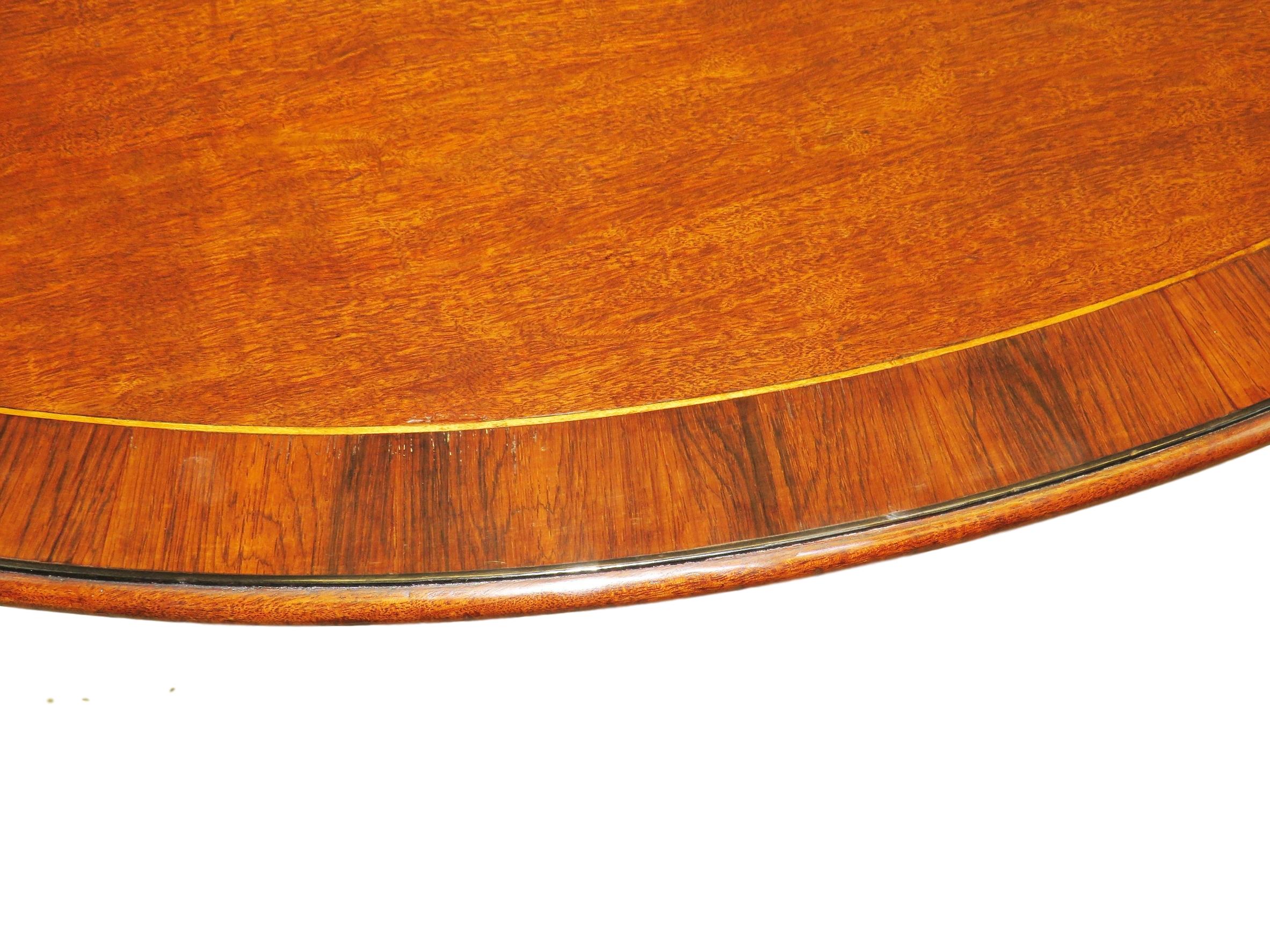 Eine sehr gute Qualität des späten 18. Jahrhunderts George III
Zeitgenössischer ovaler Frühstückstisch aus Mahagoni mit gut
Figurierte ovale Kippplatte mit Kreuzbanddekor
Auf einer eleganten, tonnenförmig gedrehten Mittelsäule, die
Endet auf vier