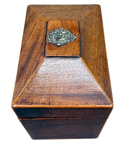 Boîte à thé géorgienne du XVIIIe siècle en acajou, en forme de sarcophage