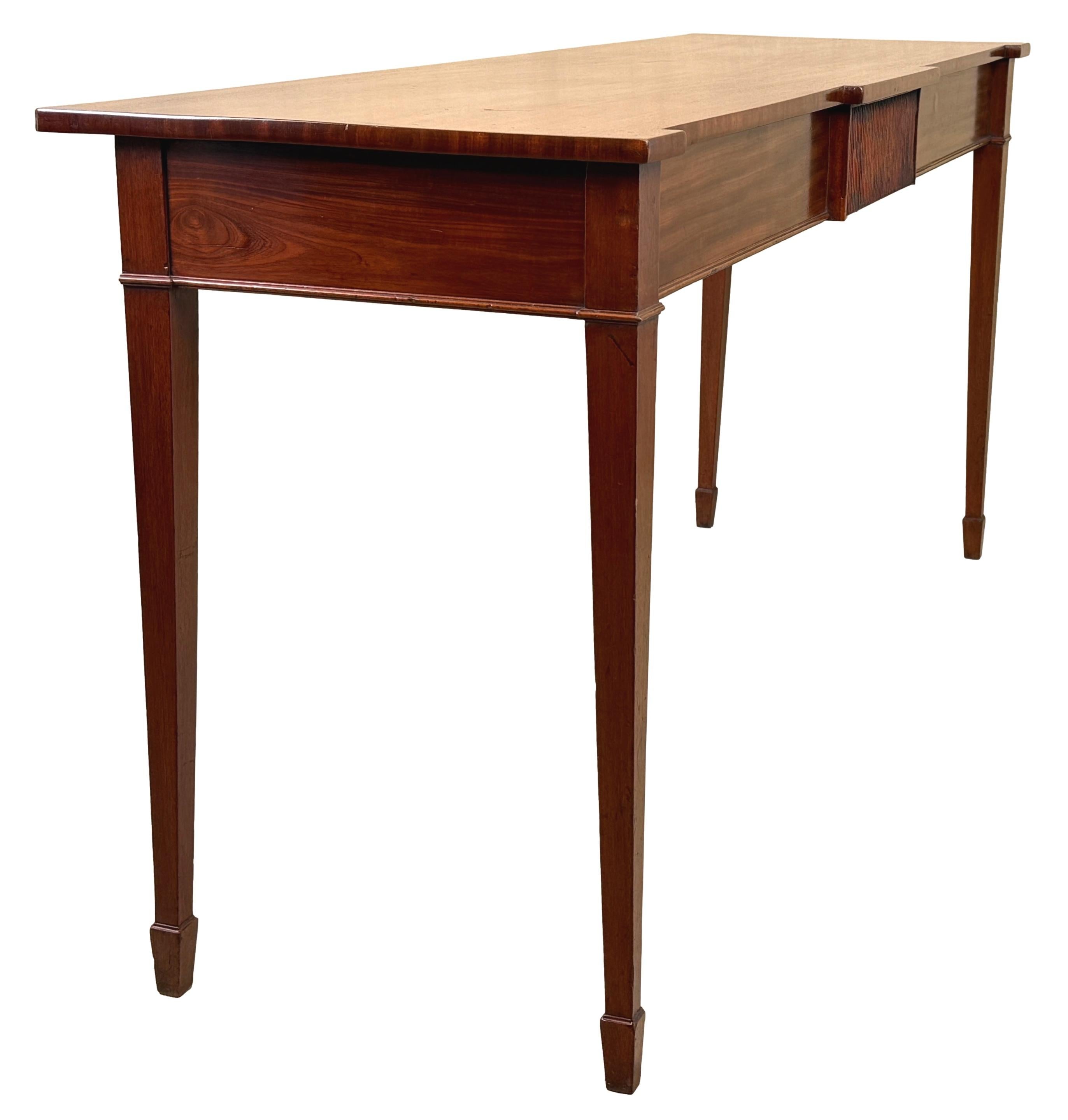Table de service ou console rectangulaire en acajou de très bonne qualité, datant de la fin du XVIIIe siècle et de l'époque de George III, avec un plateau bien sculpté, surmontant une frise avec un joli tableau central à cannelures en forme