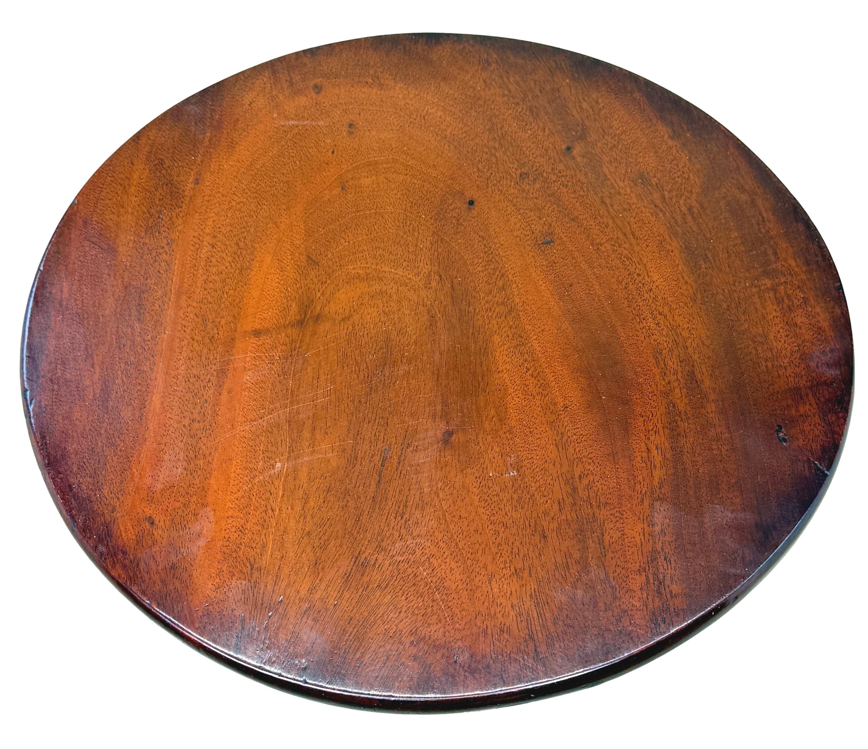 Table tripode miniature en acajou de très bonne qualité, datant du XVIIIe siècle, période George II, avec un plateau circulaire basculant bien figuré et un loquet en laiton d'origine, reposant sur un élégant support central tourné en forme de vase