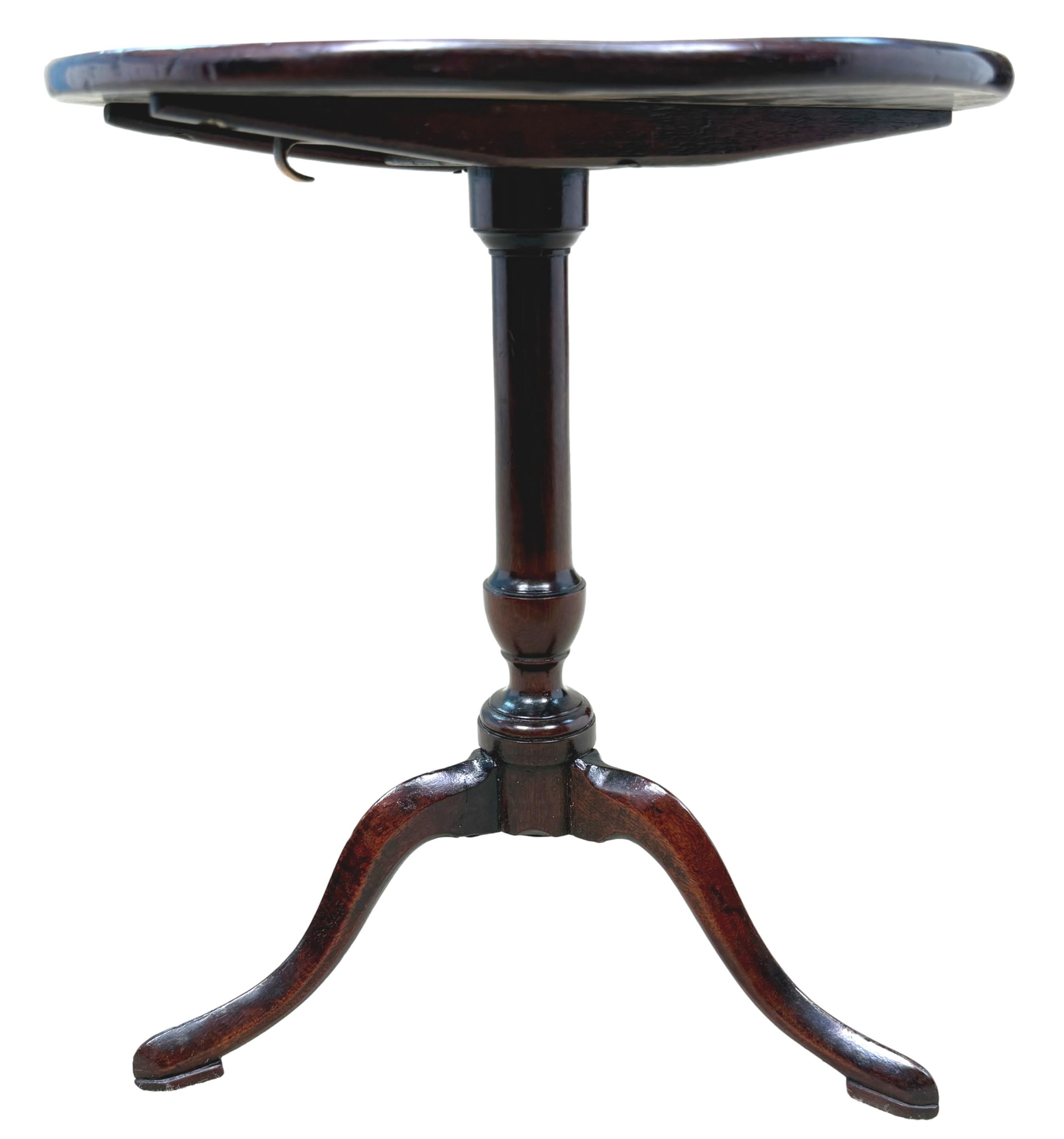 Georgien Table tripode miniature géorgienne en acajou du 18e siècle en vente