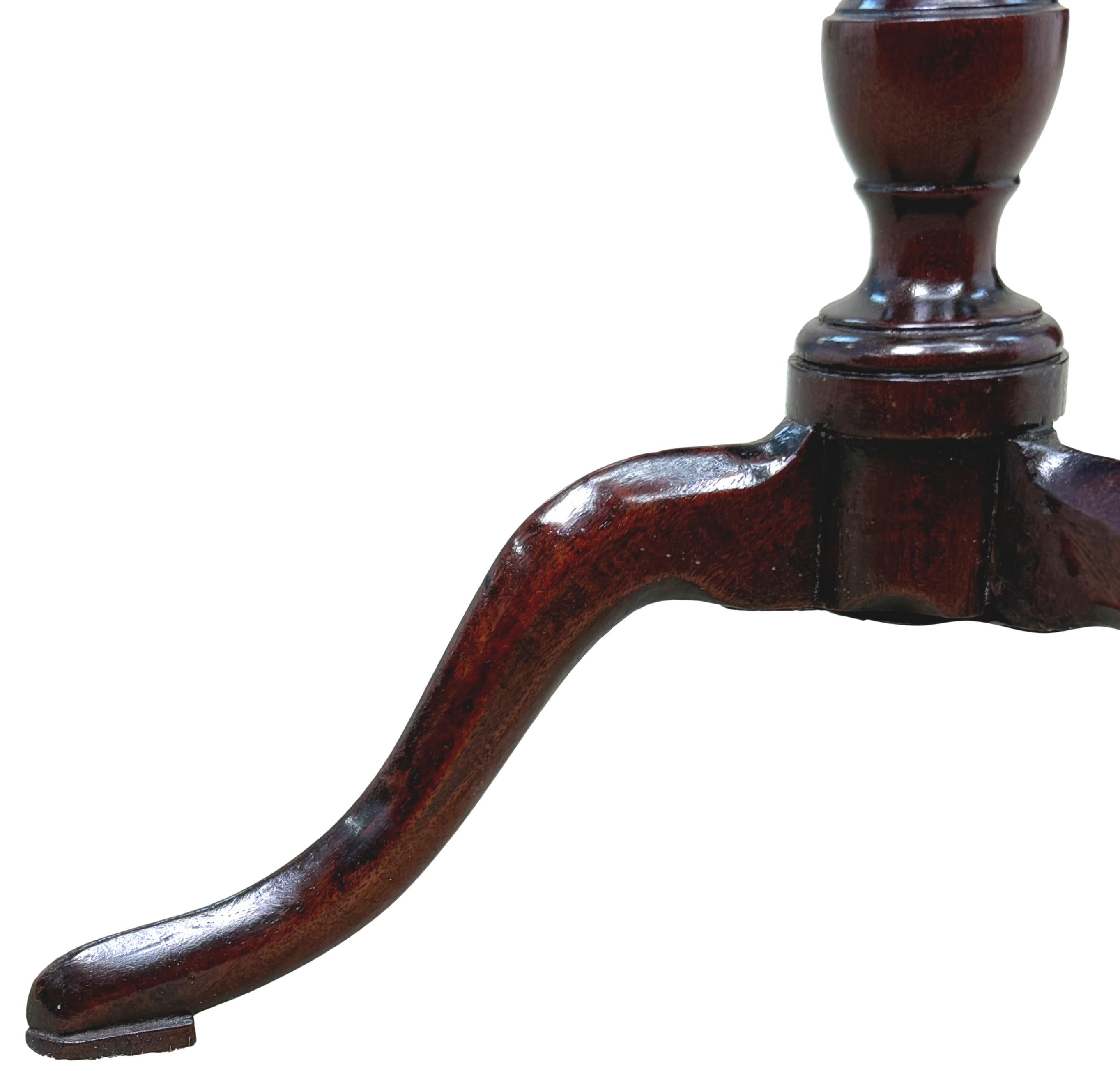 XVIIIe siècle Table tripode miniature géorgienne en acajou du 18e siècle en vente