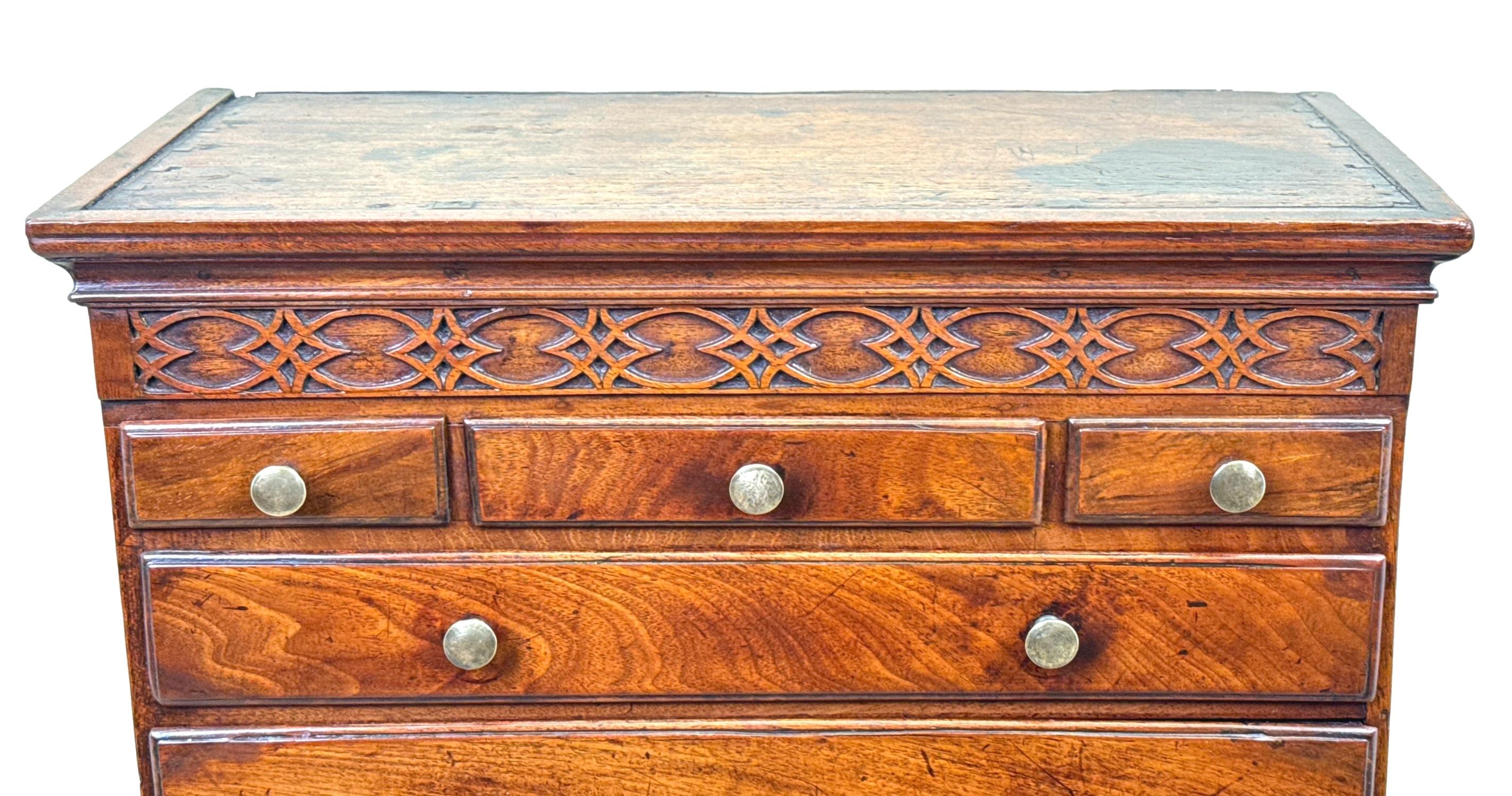 Cassapanca in miniatura georgiana del 18° secolo su cassettone in vendita 3