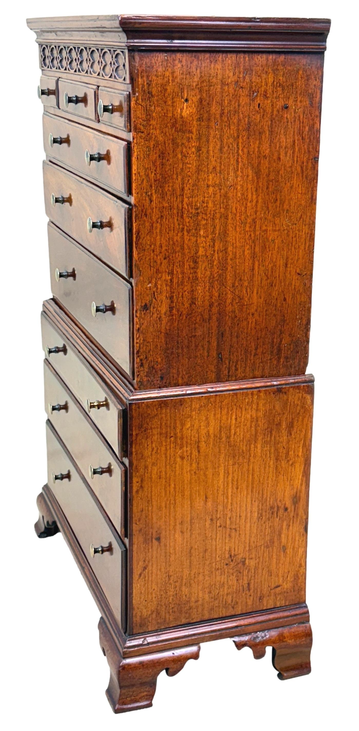Una cassapanca in mogano georgiano del XVIII secolo, eccezionalmente rara e intatta, di dimensioni miniaturizzate o a misura di bambino, con un'elegante decorazione intagliata a traforo cieco sulla parte superiore, tre cassetti corti e sei lunghi,