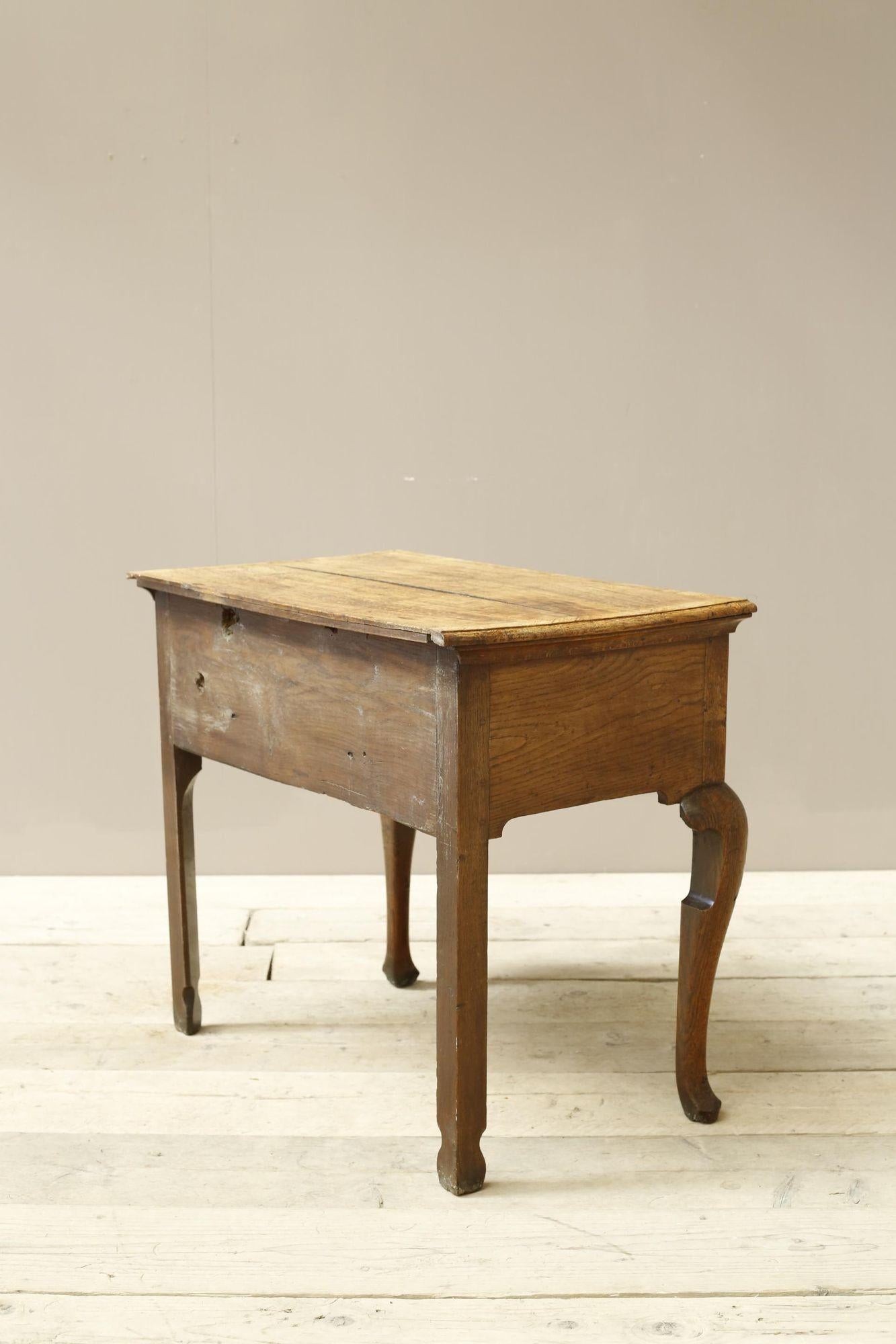 Georgian 18th century Oak lowboy with 3 drawers For Sale 8