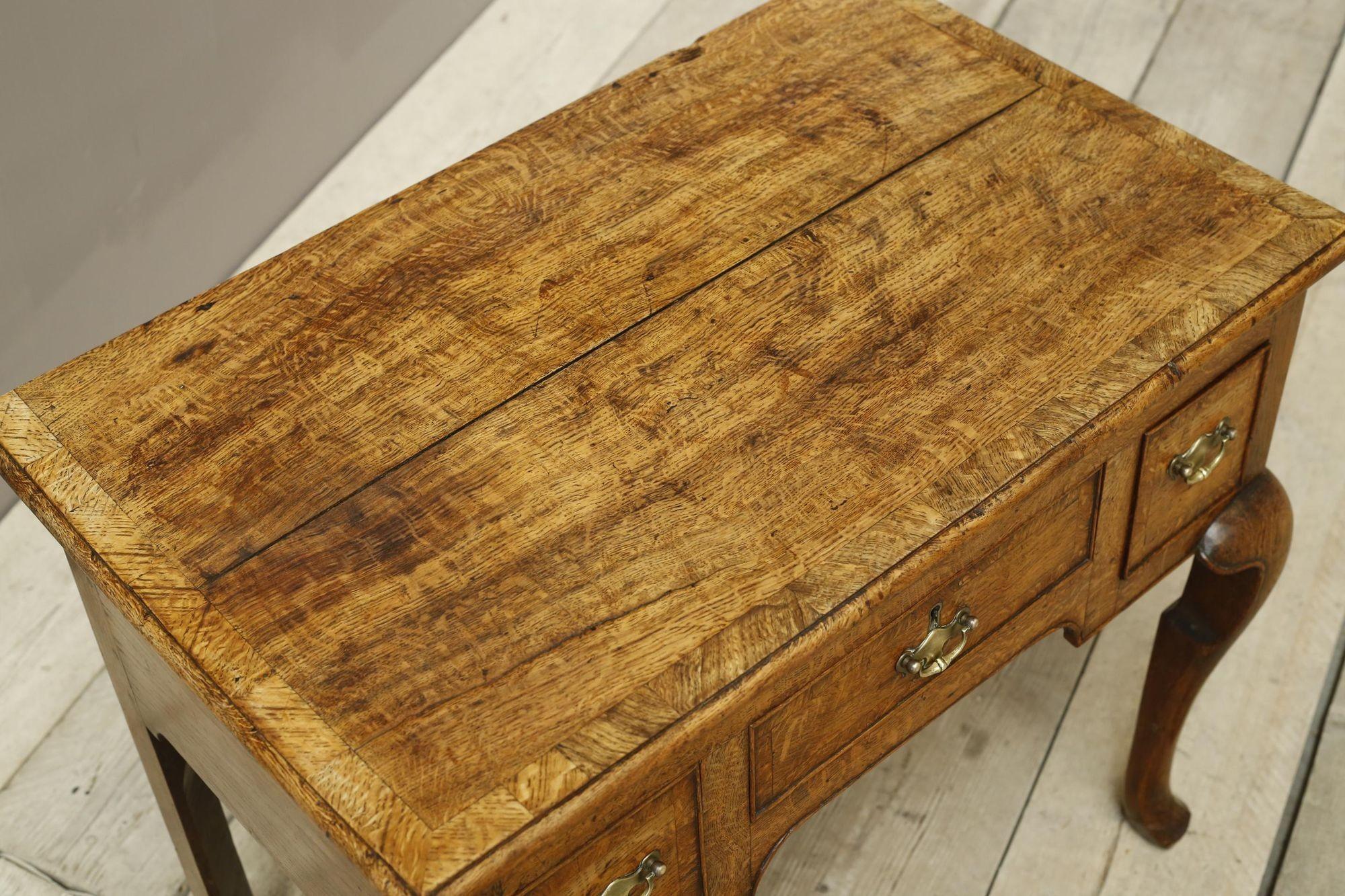 Georgian 18th century Oak lowboy with 3 drawers In Excellent Condition For Sale In Malton, GB