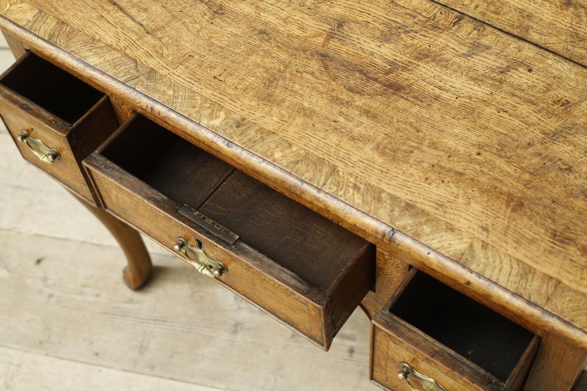 Georgian 18th century Oak lowboy with 3 drawers For Sale 4