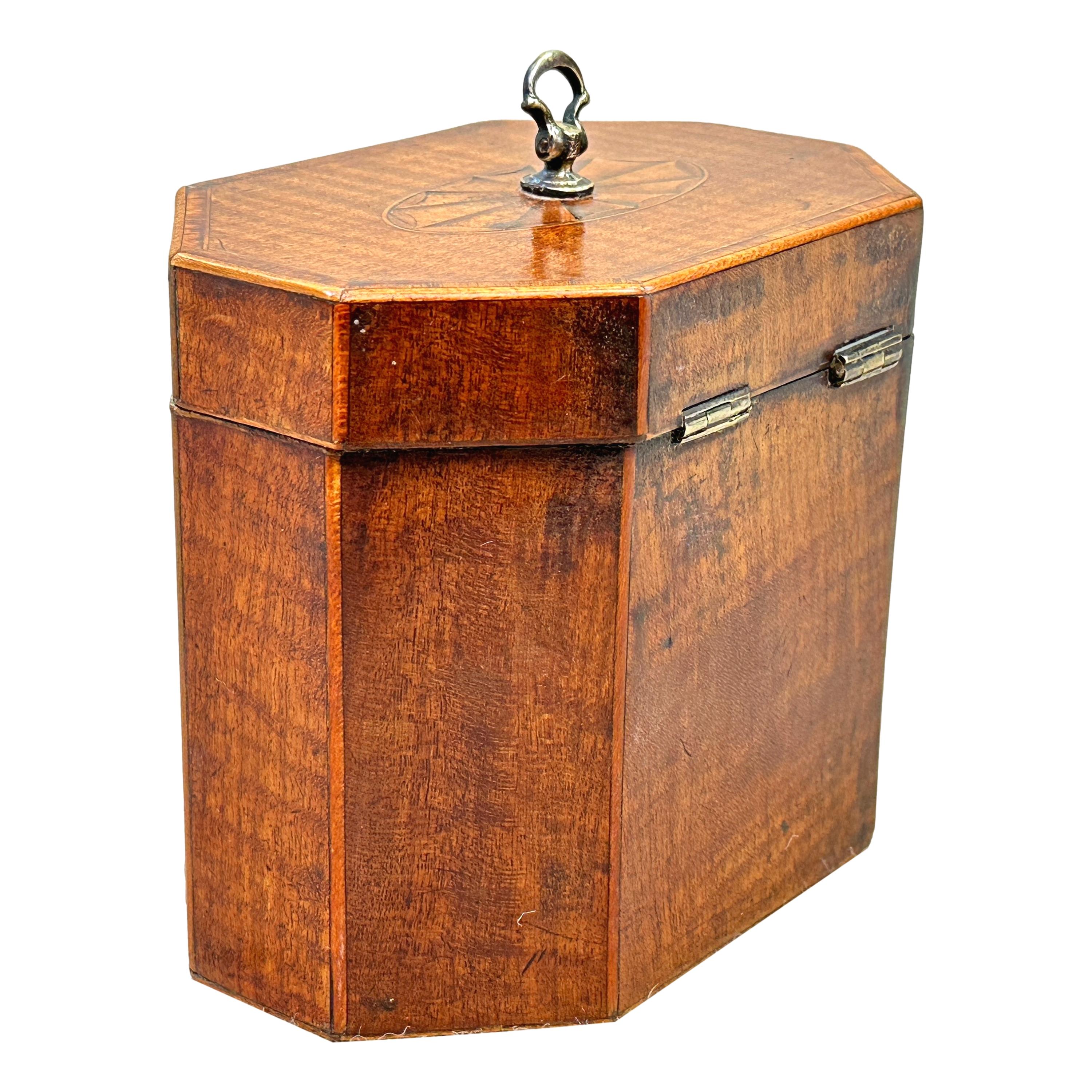 Georgian 18th Century Octagonal Mahogany Tea Caddy In Good Condition For Sale In Bedfordshire, GB