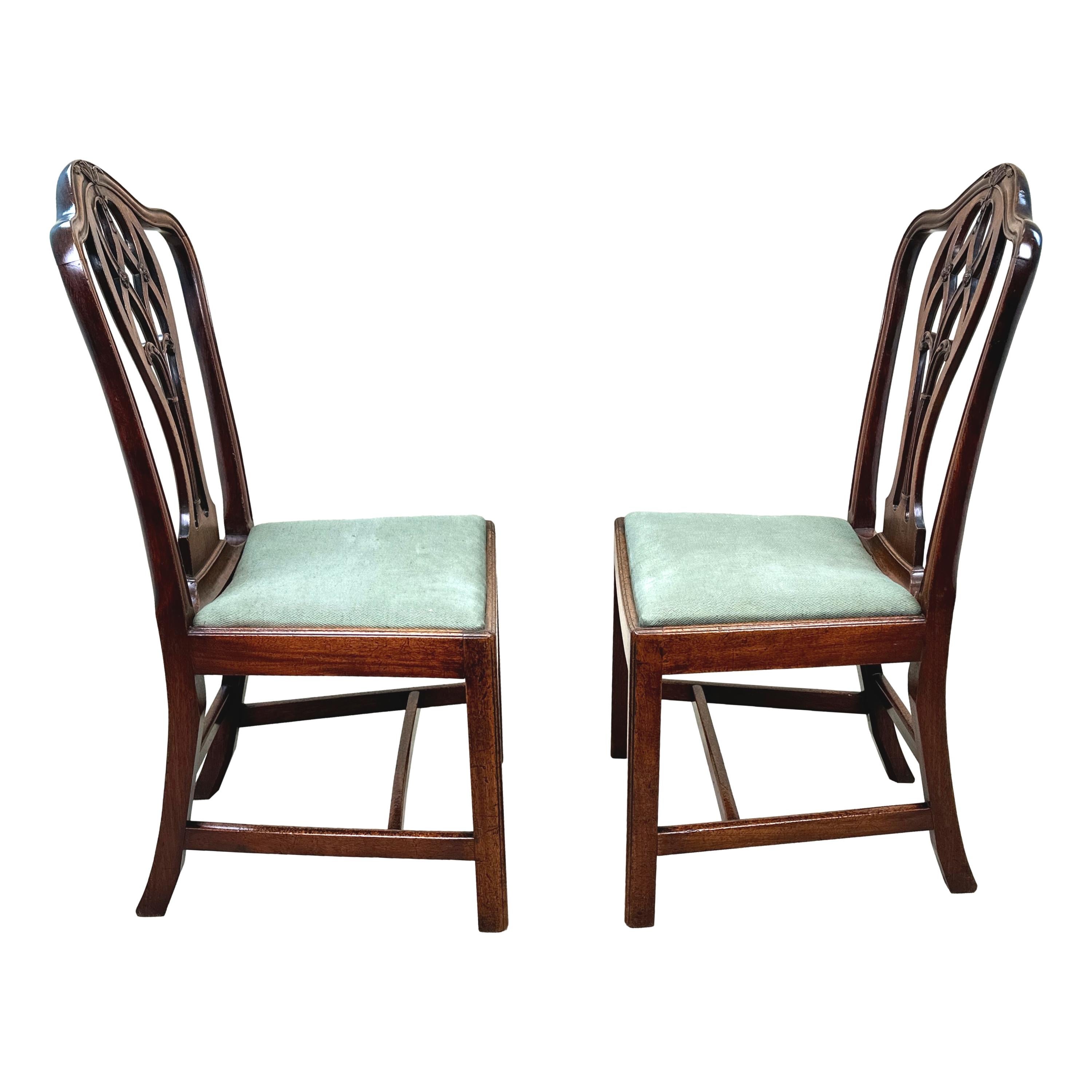 Anglais Paire de chaises d'appoint géorgiennes du XVIIIe siècle en vente